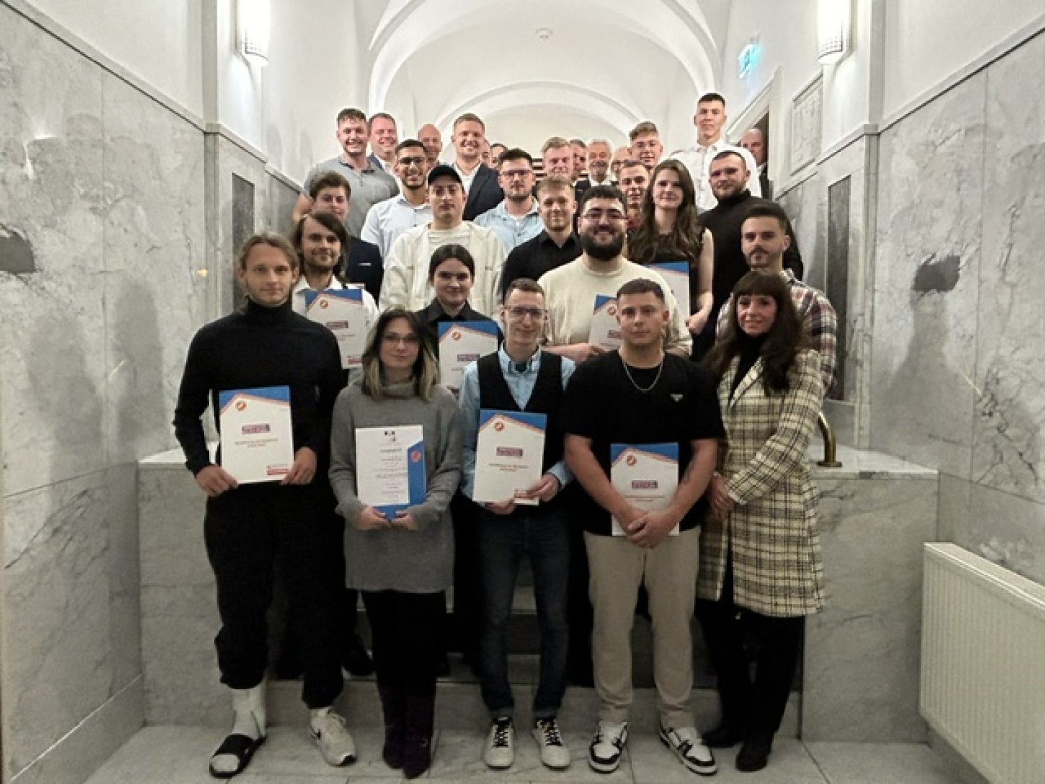 Die 21 frischgebackenen Gesellen, die ins Hanauer Brockenhaus gekommen waren, hatten alle zu Beginn der Corona-Pandemie ihre Ausbildung in verschiedenen Gewerken begonnen.