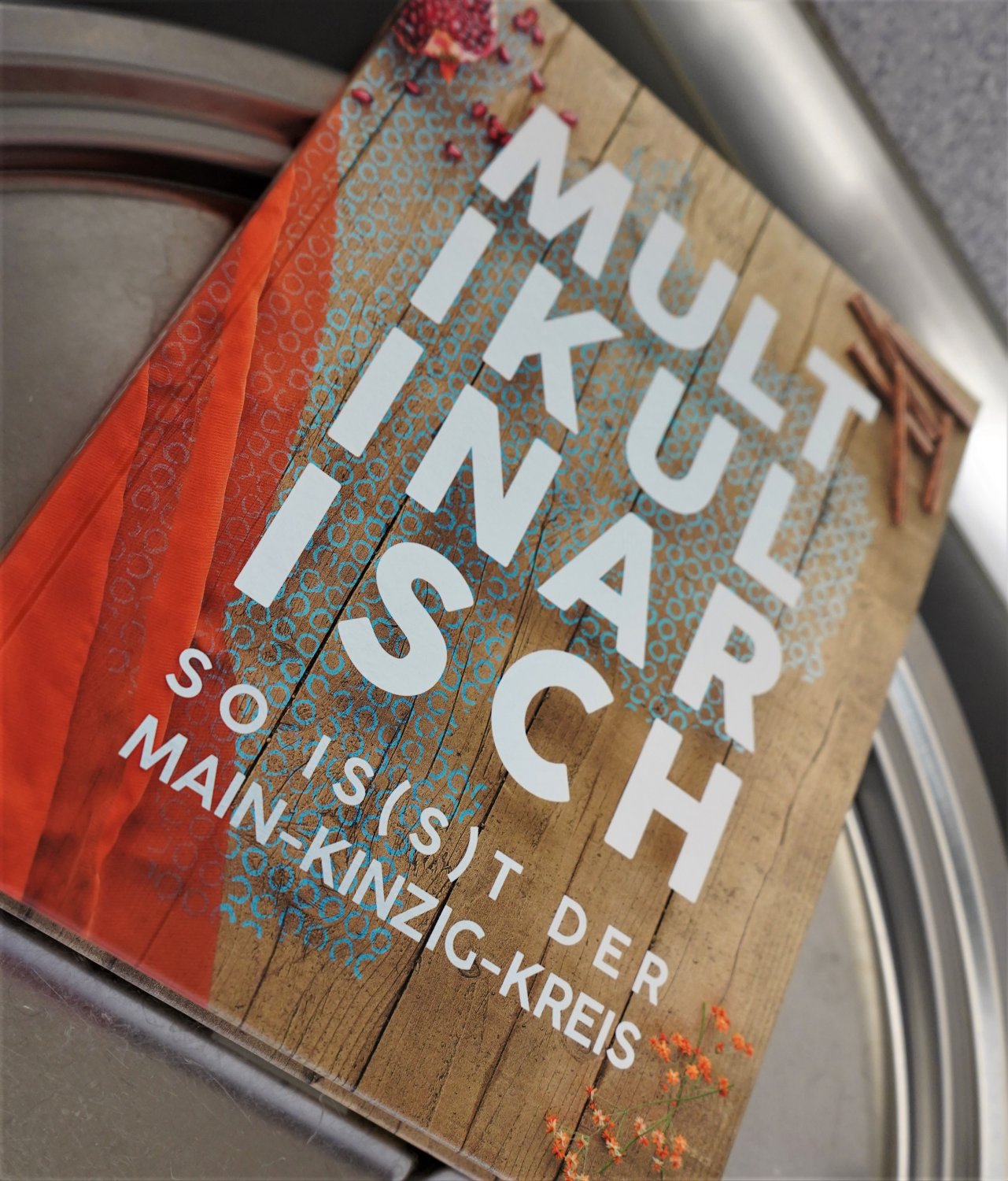 Multikulinarisch“: Köchinnen und Köche aus dem Main-Kinzig-Kreis nehmen die Leserinnen und Leser mit auf eine kulinarische Weltreise.