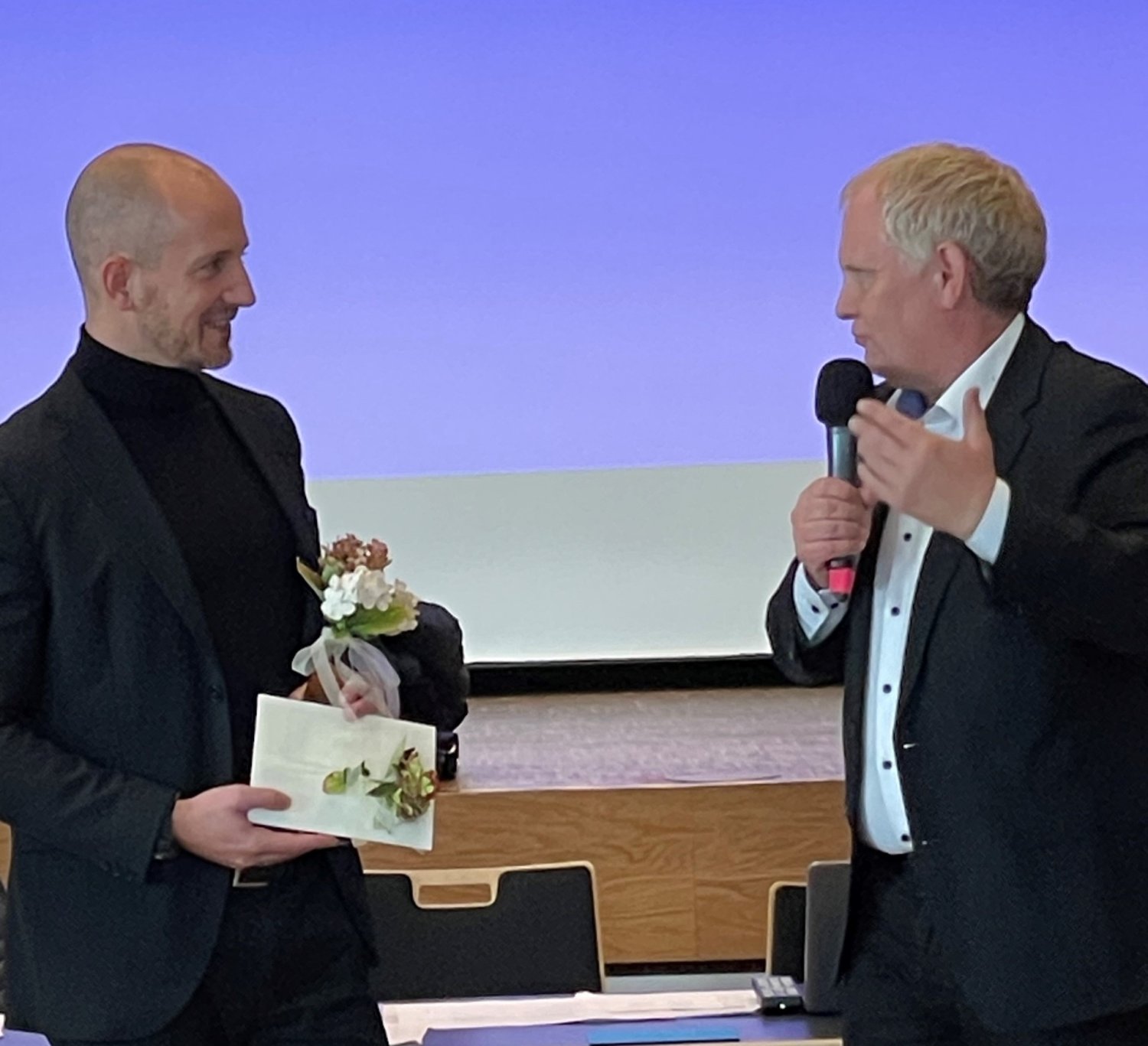 Der neue Vorsitzende von SPESSARTregional, Dominik Brasch (links), verabschiedet Rainer Schreiber im Namen aller Mitglieder.