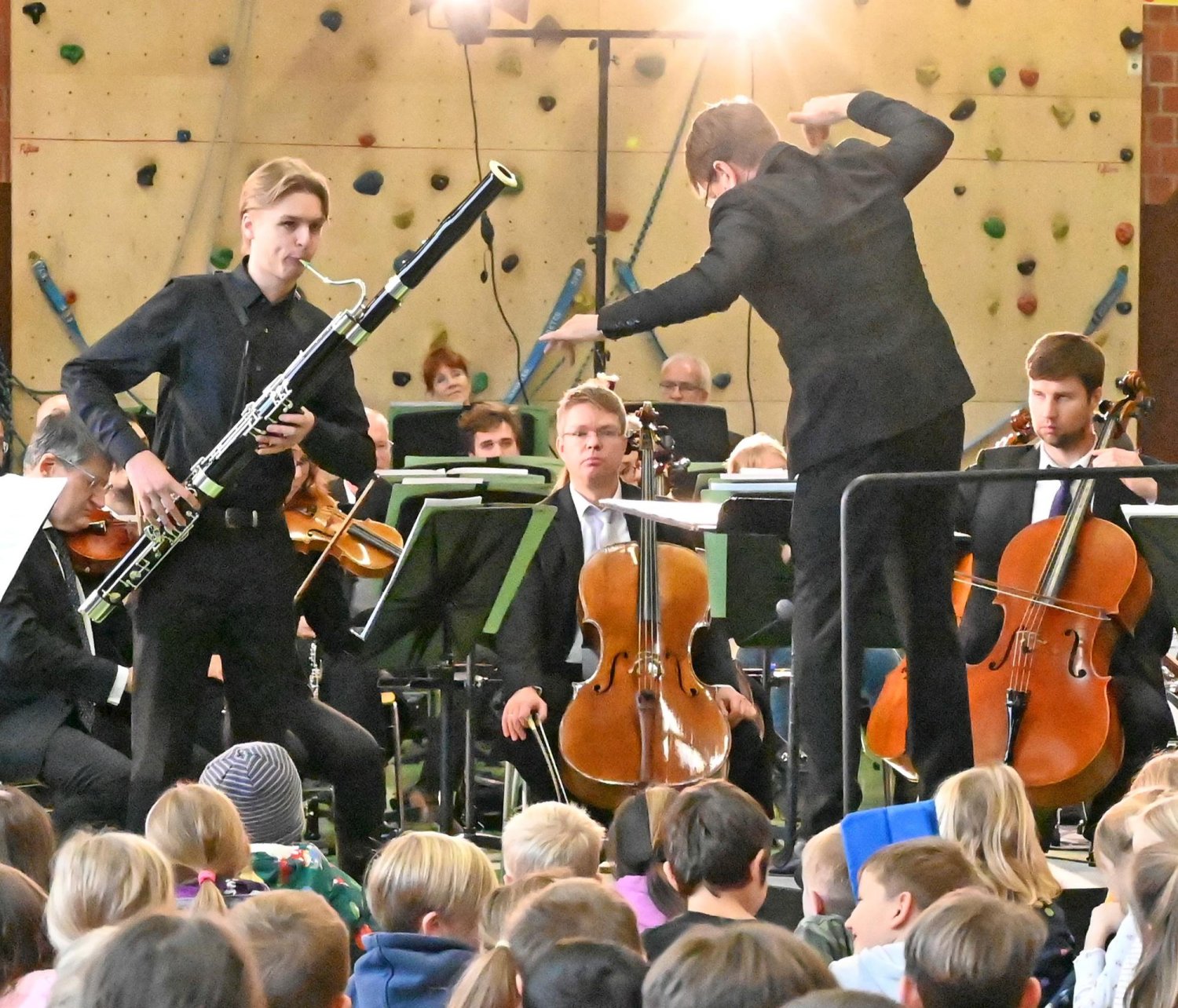 Das hr-Sinfonieorchester bei ihrem Auftritt in der Hans-Elm-Schule Altengronau.