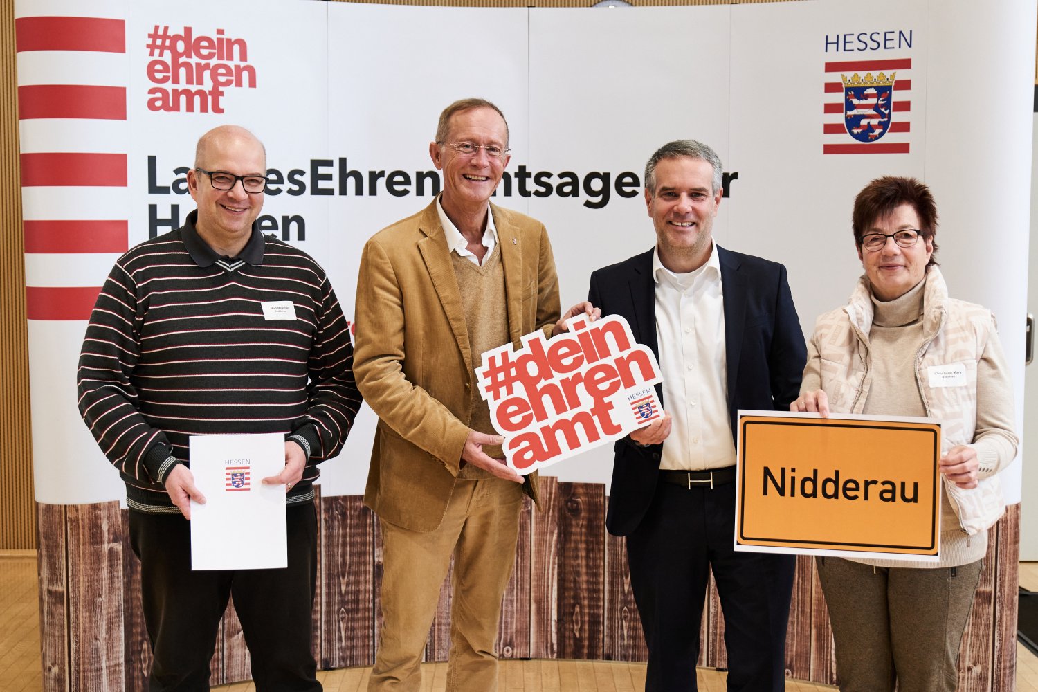 Der Chef der Hessischen Staatskanzlei, Staatsminister Axel Wintermeyer, hat gemeinsam mit Michael Meiers, Generalbevollmächtigter der SV SparkassenVersicherung, die Abschlusszertifikate an die neuen Engagement-Lotsen überreicht.