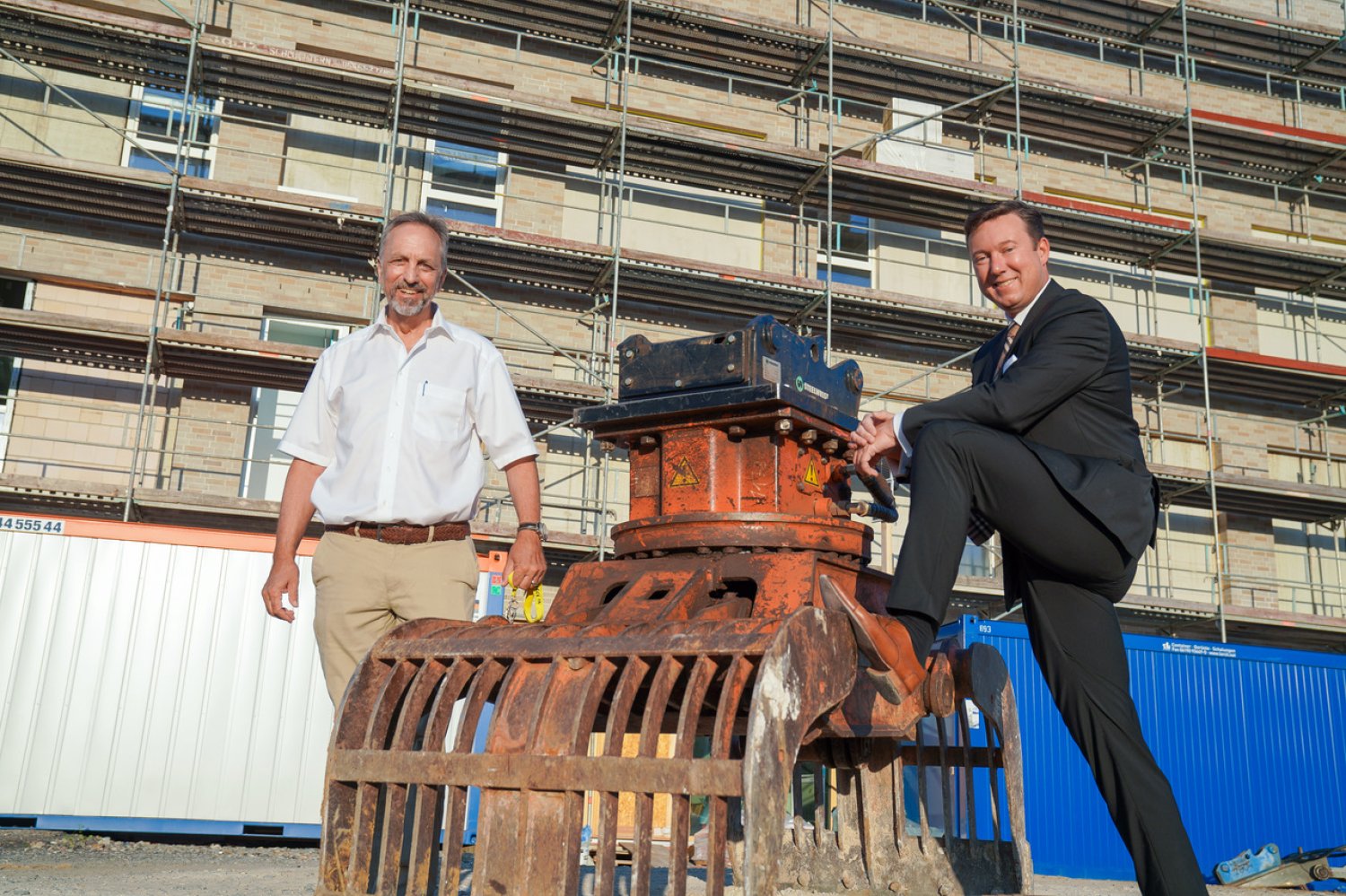 Schlüchterns Bürgermeister Matthias Möller (rechts) und SEG-Geschäftsführer Werner Bensing vor dem Kultur- und Begegnungszentrum, das im Mai eröffnet werden soll. Foto: Stadt Schlüchtern
