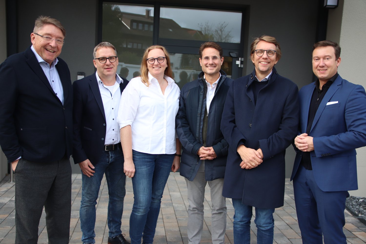 Zufriedene Gesichter beim „Pre-Opening“ im Elmland 1 (von links): Bauherr Carsten Kulbe, Thomas und Silke Kauck, die Architekten Tobias Rösinger und Till Marwede sowie Bürgermeister Matthias Möller (parteilos).