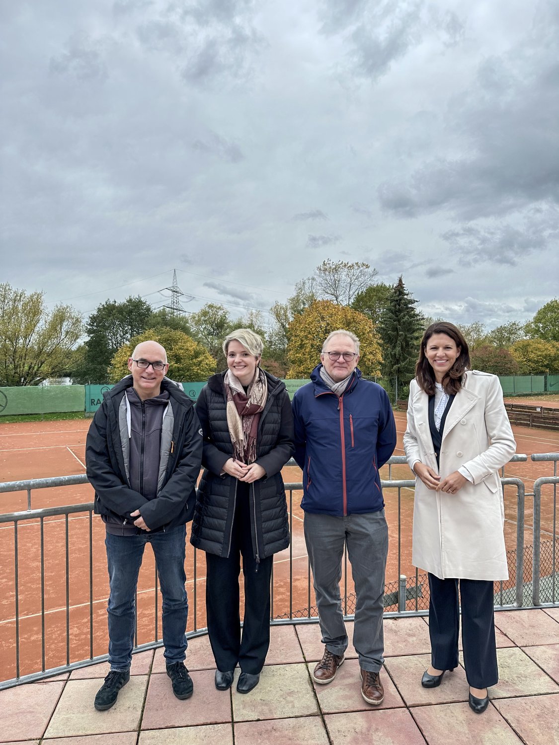 Das Bild zeigt (von links): Robert Kusche (Tennisverein Großkrotzenburg), Theresa Neumann (Bürgermeisterin von Großkrotzenburg), Wolfgang Unterstein (Tennisverein Großkrotzenburg) und Katja Leikert. 