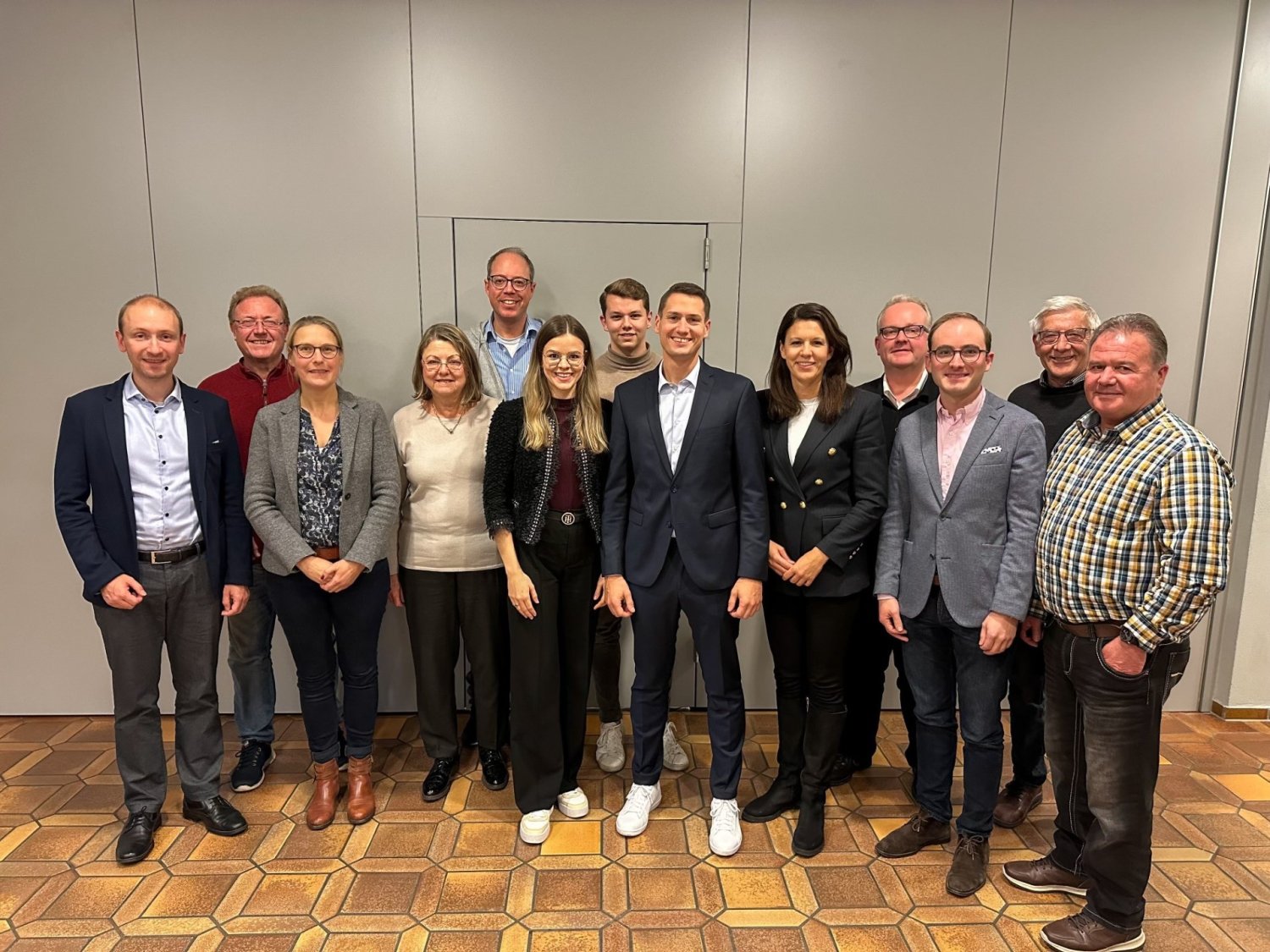 Von links: Max Schad, Guido Rötzler, Nina Hamacher, Ingrid Cammerzell, Alexander Kitzmann, Lisa-Marie Aschoff, Moritz Gutbier, Matthias Hillmann, Dr. Katja Leikert, Christian Zocher, Dr. Nicholas Zeitler, Volker Schadeberg, Reiner Keim.