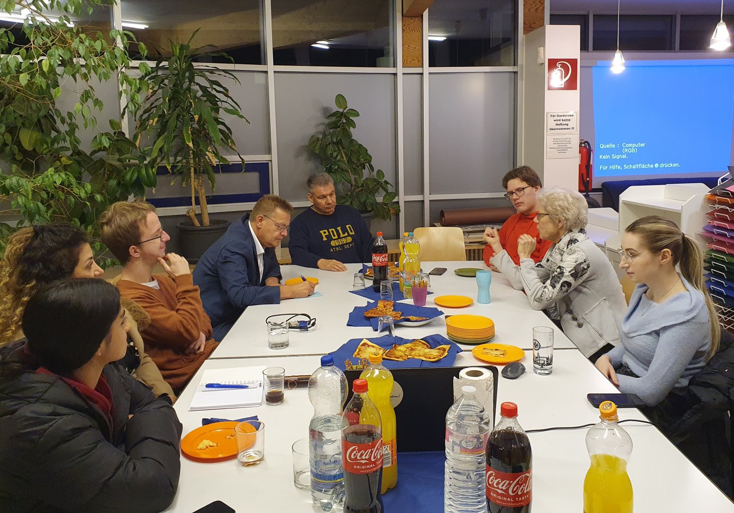 v.l. Rozita Allaf, Roja Allaf, Niklas Schäfer, Bürgermeister Stefan Erb, Christian Fonzetti vom TKJE, Loris, Langlitz, Anita Losch, Sara Krasniqi-Avdiu
