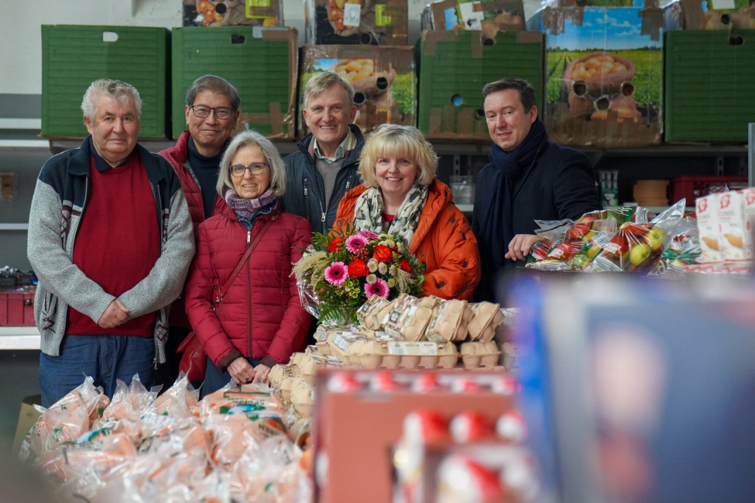 Die Eheleute Birgit (Zweite von rechts) und Sonchai Tiyaworabun (Zweiter von links) mit ihren Spenden: Die Tafel-Mitarbeitenden Walter Pickert und Gerlinde Möller sowie Vorsitzender Günther Fecht und Bürgermeister Matthias Möller (von links).