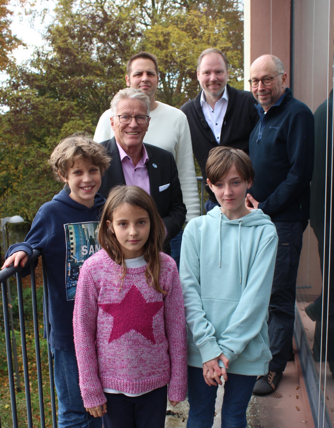 Kreisbeigeordneter und Verkehrsdezernent Winfried Ottmann (mittlere Reihe) sprach mit seinen drei jungen Gästen (von links): Luis, Frida und Klima-Kid über die Situation für radelnde Schülerinnen und Schüler im Main-Kinzig-Kreis.
