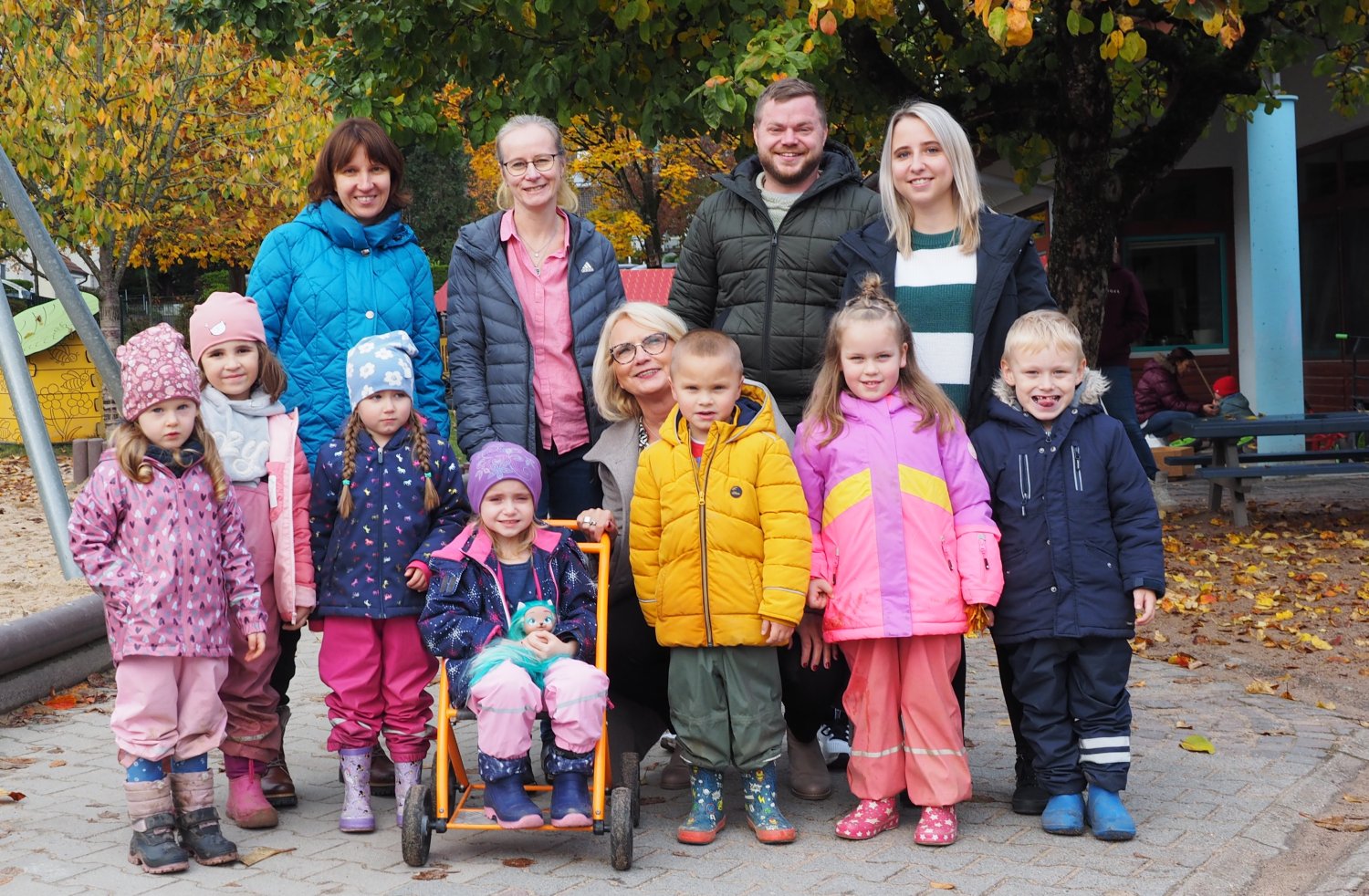 V.l.n.r.: Michaela Krone-Samer (Mitte), Irina Vachnovan, Sylvia Daudert, Michel Stenzel, Miriam Niebeling sowie die Kids.