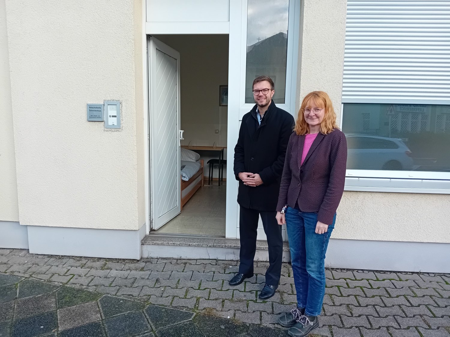 Bürgermeister Dr. Maximilian Bieri und die stellvertretende Einrichtungsleiterin Konstanze Fritsch vor der Notschlafstelle.