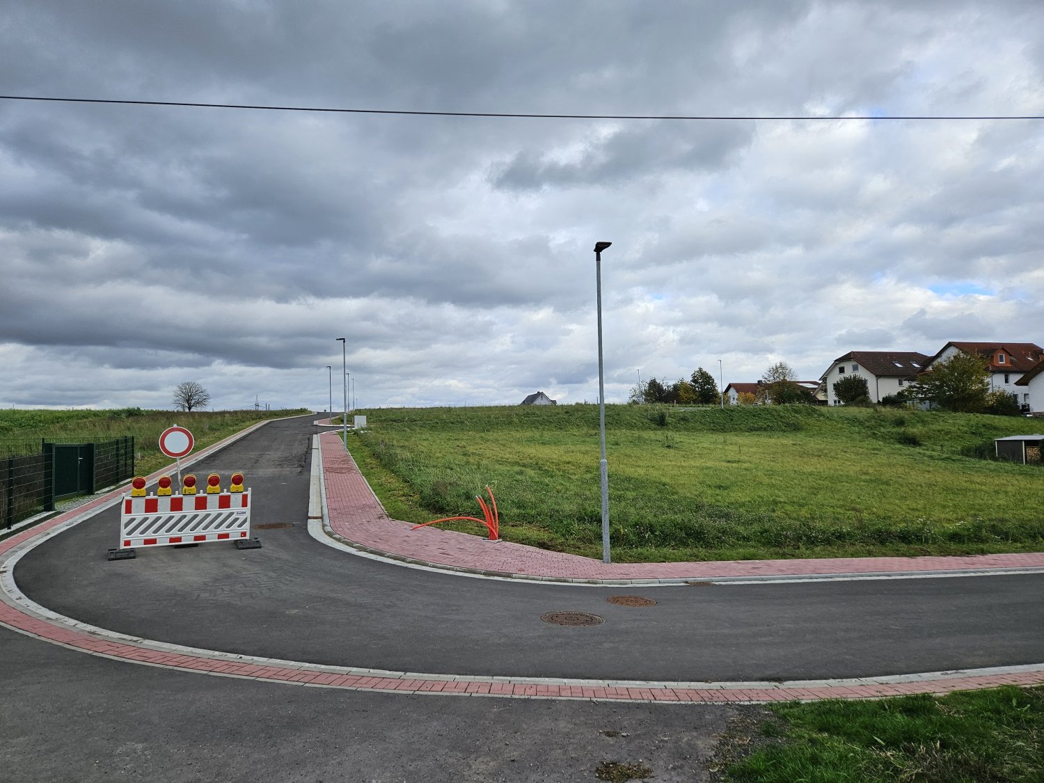 Nach Abschluss der Erschließungsarbeiten stehen die gemeindlichen Baugrundstücke im Gebiet „Unter dem Kirchberg“ in Rothenbergen nun zum Verkauf an. Noch bis zum 22.12.2023 läuft das Bewerbungsverfahren.