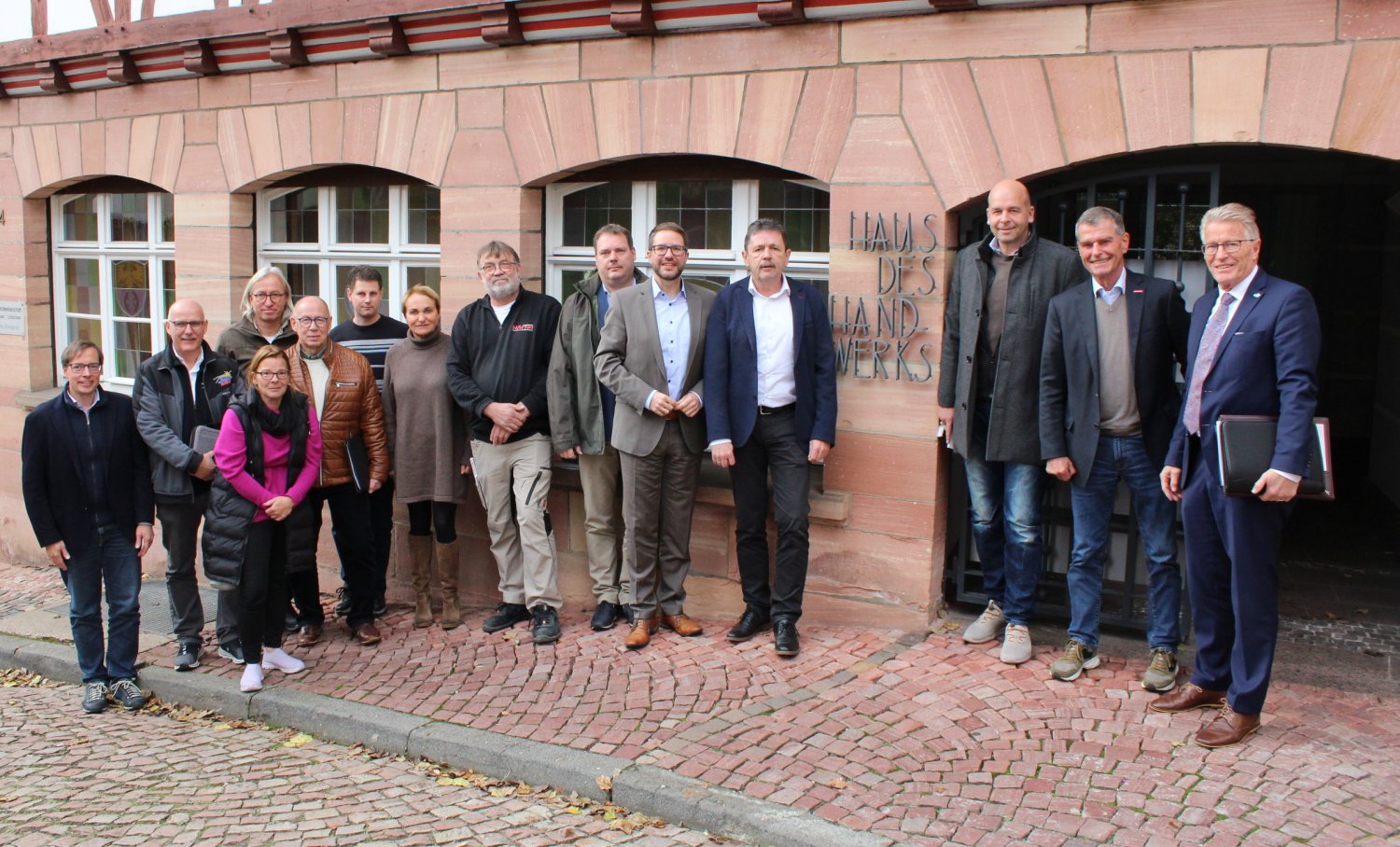 Austausch über aktuelle Themen: Landrat Thorsten Stolz (5.v.r.) und Wirtschaftsdezernent Winfried Ottmann (rechts) trafen sich mit den Kreishandwerkerschaften um Martin Gutmann (2.v.r.) und Esther Hummel (7.v.l.).