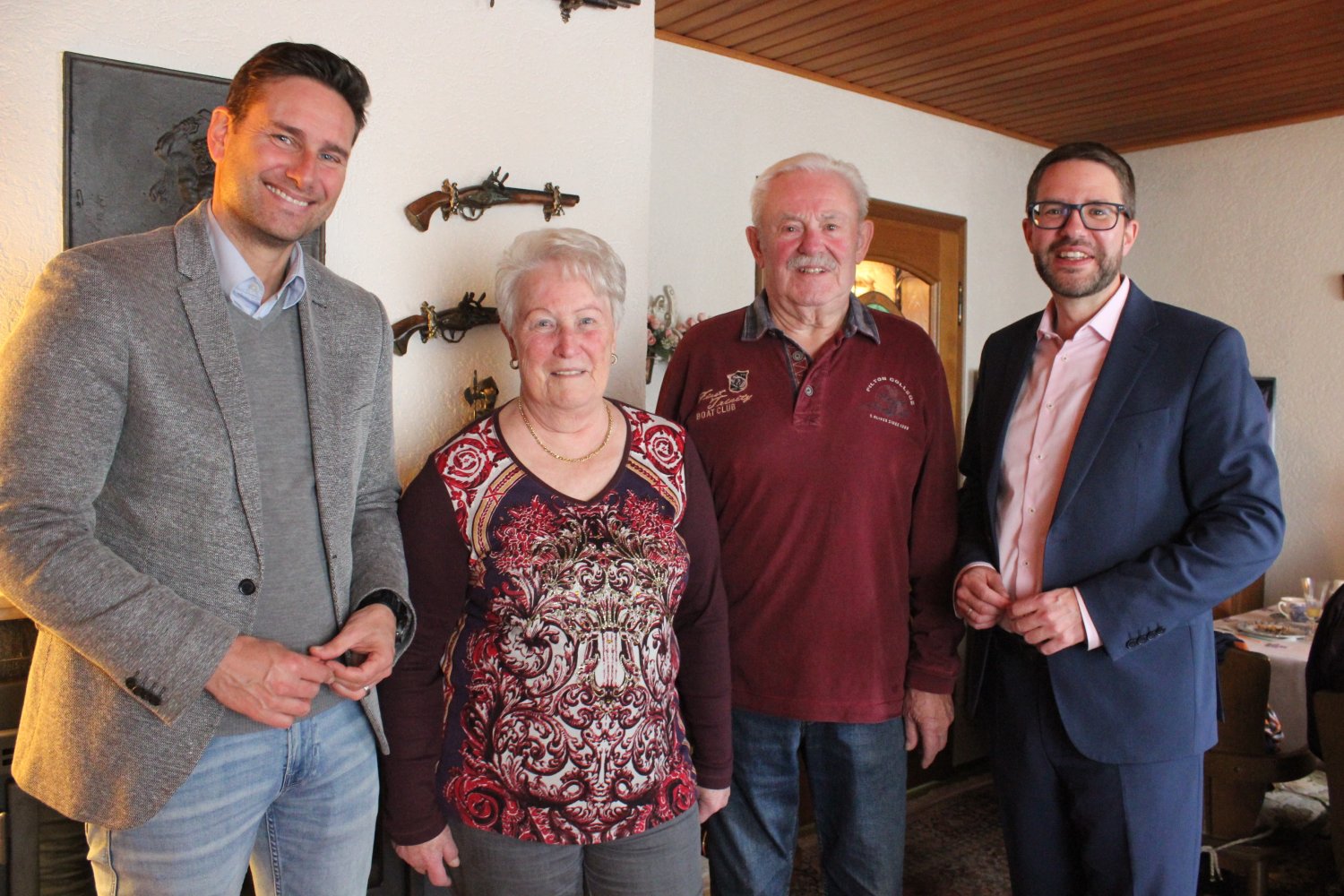 Feierten ihre diamantene Hochzeit: Luise und Horst Fuchs, hier mit Bürgermeister Jörn Schachtner (links) und Landrat Thorsten Stolz (rechts), die dem Paar gratulierten.