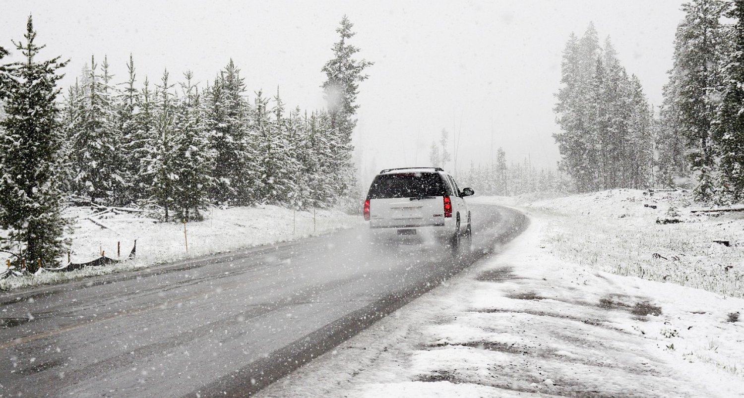 Autofahrer sollten spätestens jetzt die letzten Vorbereitungen treffen, um ihr Auto winterfit zu machen. Winterreifen mit ausreichend Profiltiefe sind ein Muss.