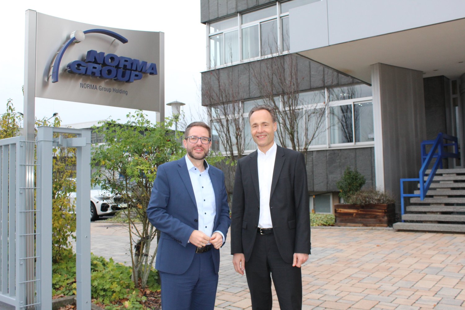 Landrat Thorsten Stolz (links) hat sich mit dem neuen Vorstandsvorsitzenden der Maintaler Norma Group, Guido Grandi, ausgetauscht.