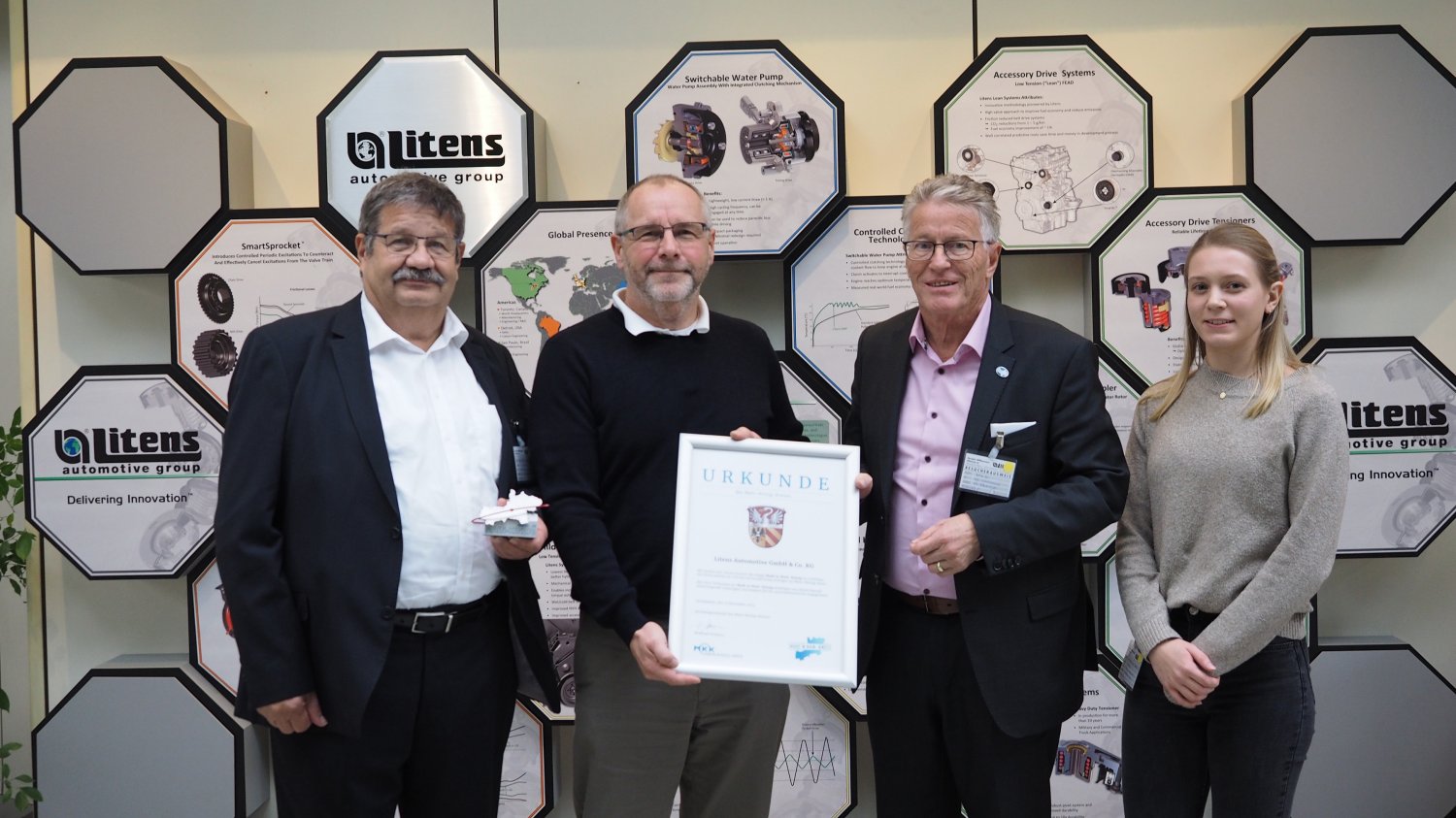 Kreisbeigeordneter Winfried Ottmann (zweiter von rechts) besucht die Litens Automotive Group in Gelnhausen.