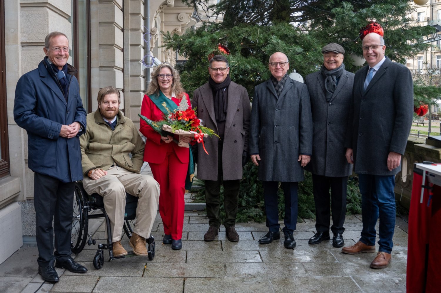 Ministerpräsident Boris Rhein (4.v.l.) und der Chef der Staatskanzlei, Staatsminister Axel Wintermeyer (1.v.l.) nahmen vom Präsidenten des Hessischen Waldbesitzerverbandes den Weihnachtsbaum für die Staatskanzlei entgegen.