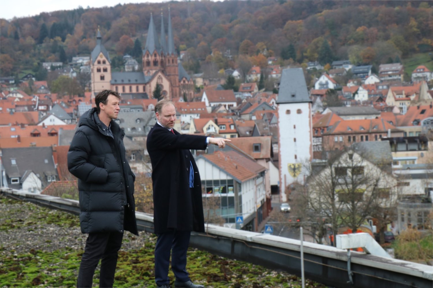 Die Innenstadt fit für die Zukunft machen: Bürgermeister Christian Litzinger und SEG-Geschäftsführer und Bauamtsleiter Eppo Haas sprechen auf dem Dach des JOH-Gebäudes über entsprechende Pläne.
