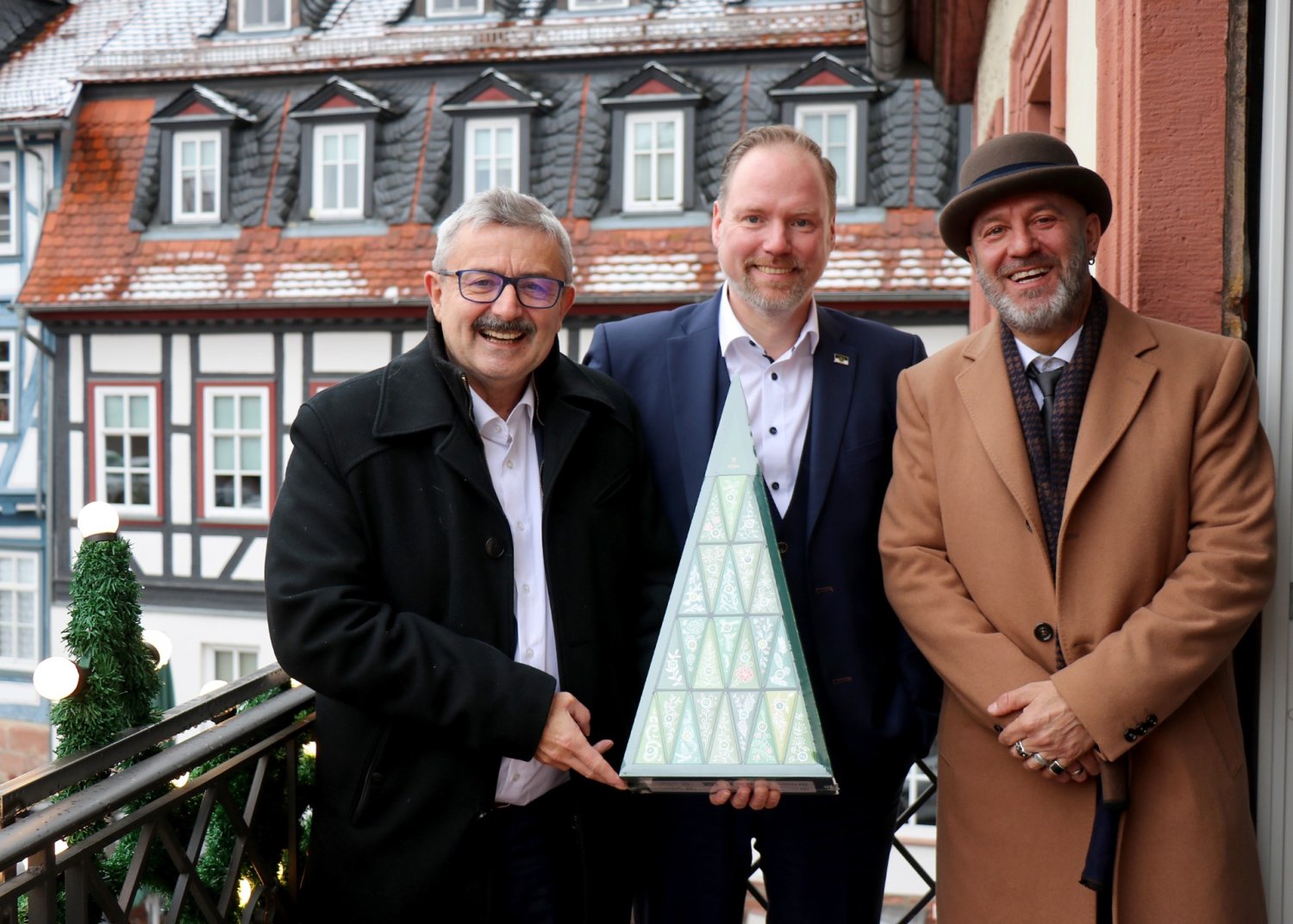 Freuen sich auf die Fortsetzung der vertrauensvollen Zusammenarbeit (von links): Fördervereinsvorsitzender Uwe Häuser, Bürgermeister Christian Litzinger und Michael Neeb, Schulleiter der Kreisrealschule Gelnhausen.