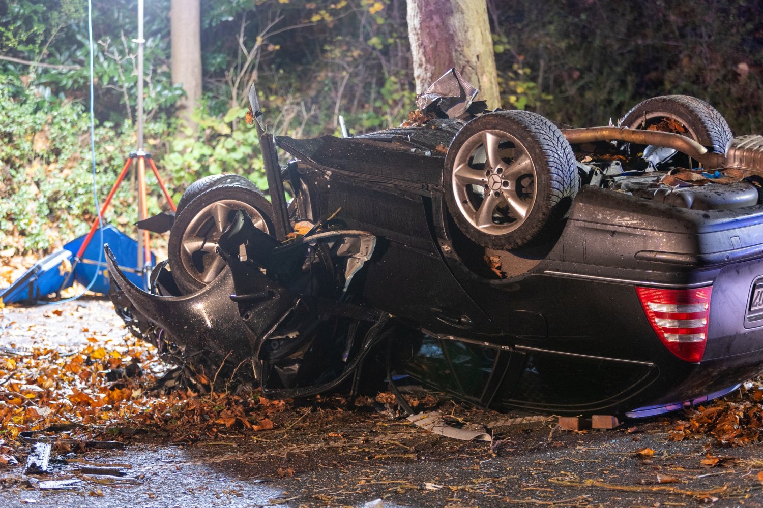 EIne 19-Jähriger wurde bei dem Unfall schwer verletzt.