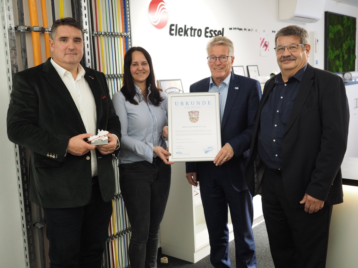 Kreisbeigeordneter Winfried Ottmann überreichte gemeinsam mit Walter Dreßbach, Leiter des Referats Wirtschaft, Arbeit und digitale Infrastruktur, die Made in Main-Kinzig-Urkunde an Geschäftsführer Alexander Essel und Manuela Essel.