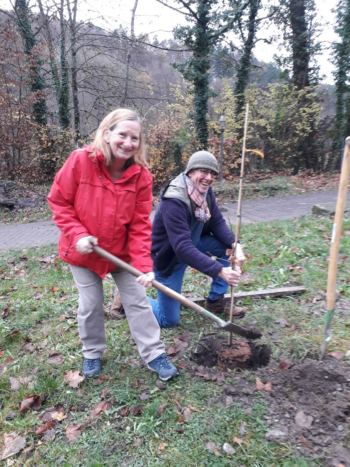 Leslie Raab und Hermann Bürgin vom Landschulheim in Hobbach bei Naturaktivitäten.