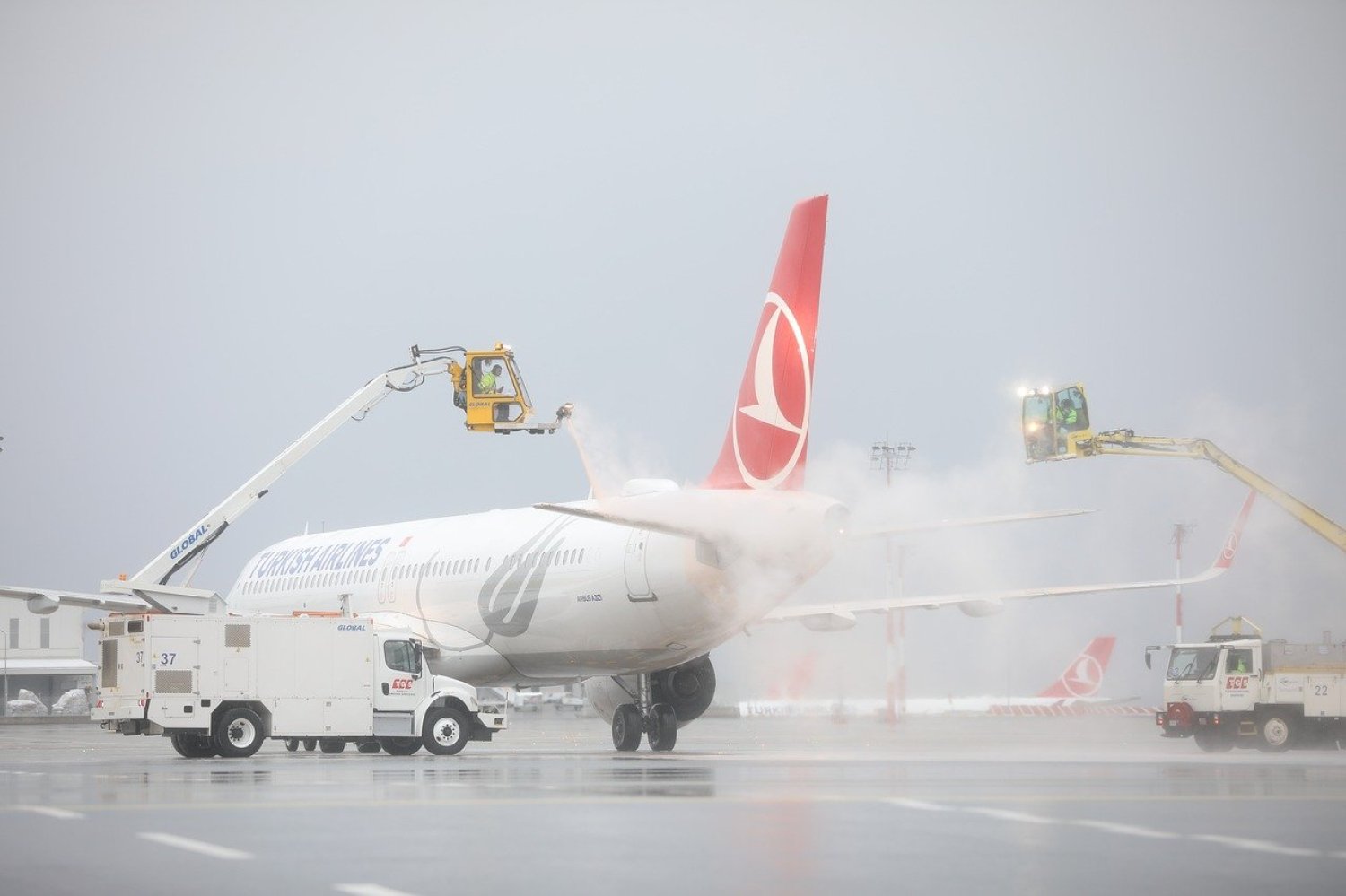 Nach starkem Schneefall und Eisregen waren umfangreiche Enteisungen an den Luftfahrzeugen erforderlich.