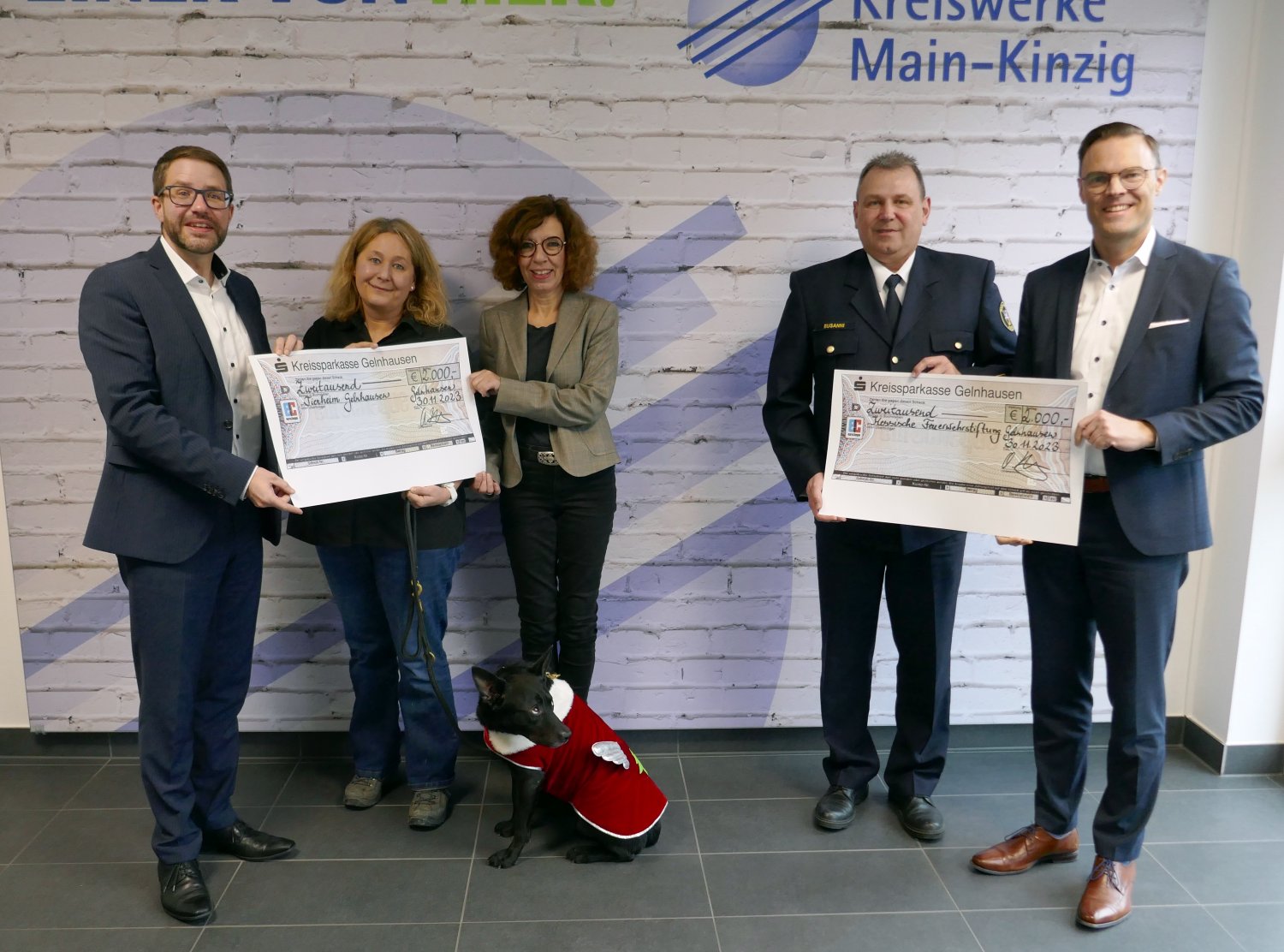 Thorsten Stolz, Corina Wink, Jeannine Voll-Kreis, Markus Busanni, Oliver Habekost und Tierheimhund Elliot mit den symbolischen Spendenschecks.