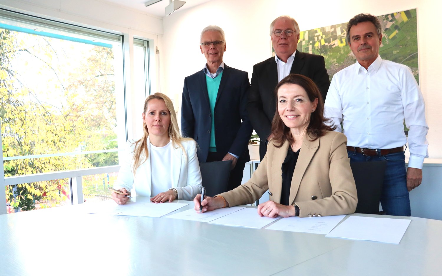 Bürgermeisterin Monika Böttcher (vorne) unterzeichnete dazu gemeinsam mit dem Ersten Stadtrat Karl-Heinz Kaiser (hinten, Mitte), Werner Zang für die SVM (hinten, links), Anja Preuß und Rüdiger Krenkel von der KVG den entsprechenden Vertrag.