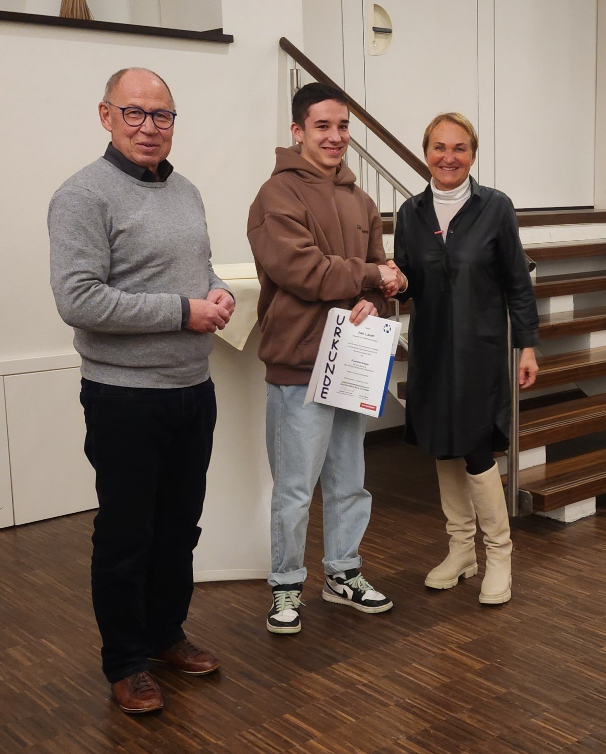Joachim Wagner, stv. Kreishandwerksmeister und Vizepräsident der Handwerkskammer Wiesbaden, Kammersieger Jan Lauer und Kreishandwerksmeisterin Esther Hummel.