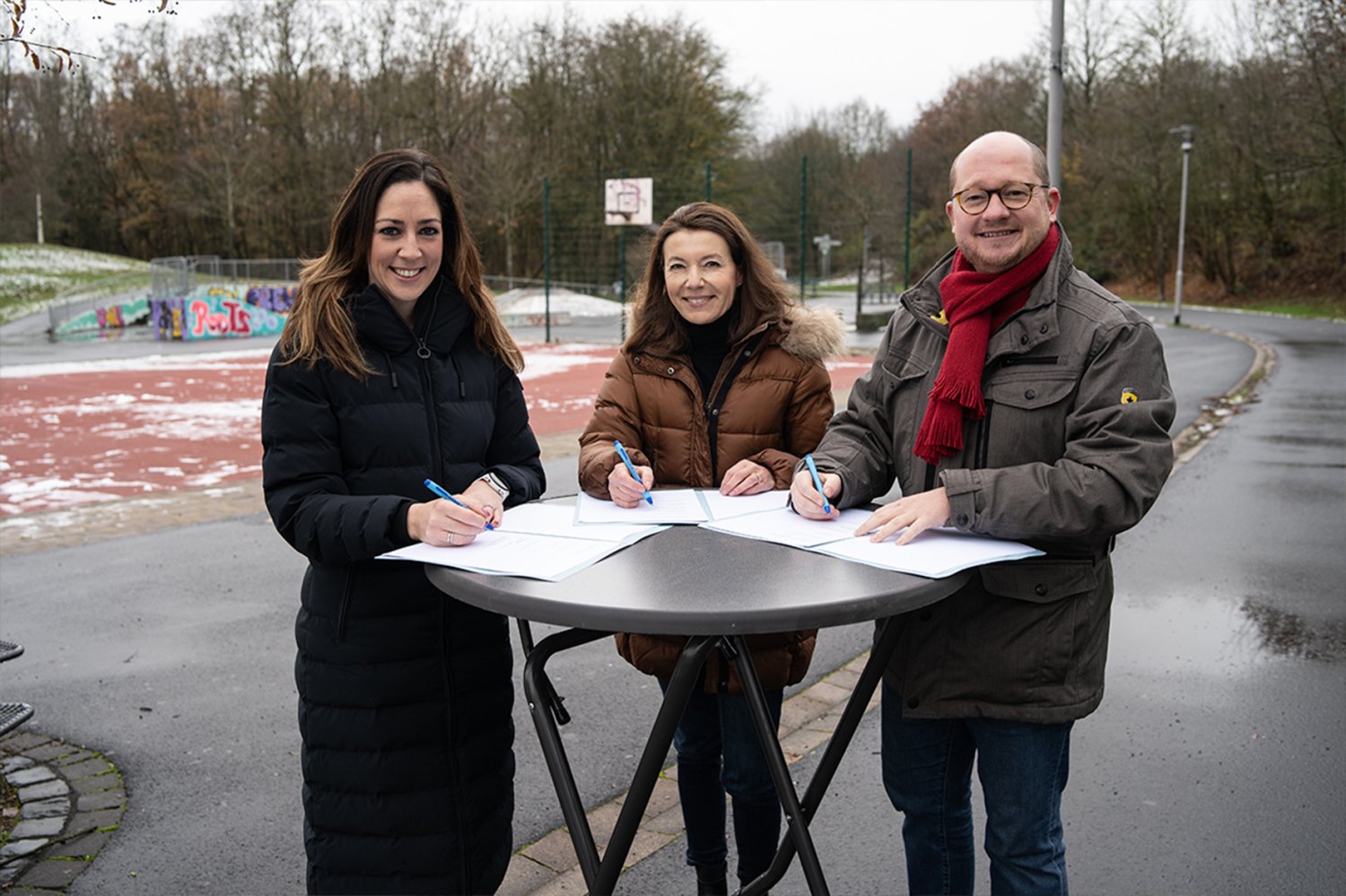Hanaus Erste Stadträtin Isabelle Hemsley, Maintals Bürgermeisterin Monika Böttcher und Rouven Kötter, Erster Beigeordneter des Regionalverbands (von links), unterzeichneten kürzlich die Planungs- und Bauvereinbarung für den Radschnellweg FRM7.