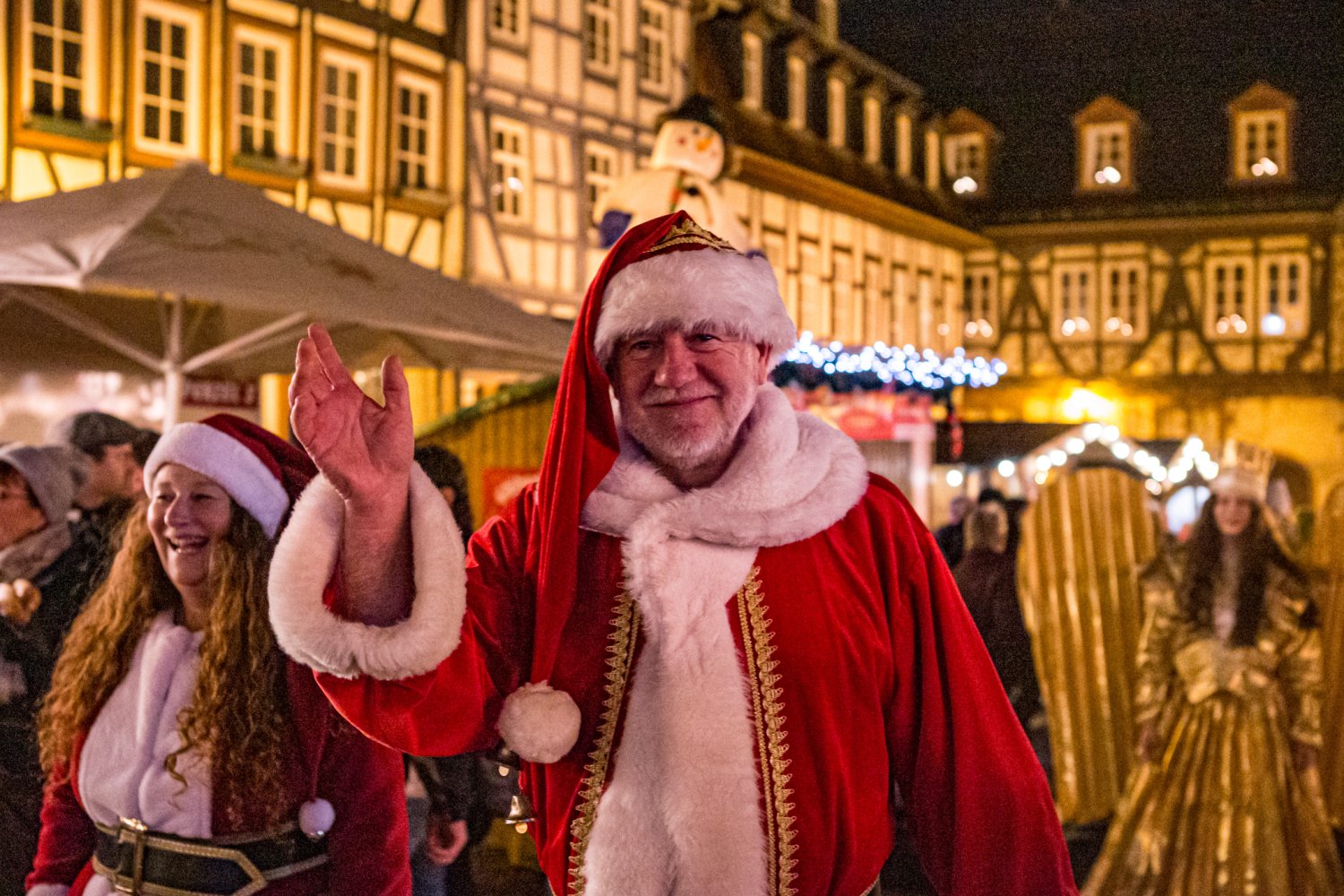 Die Besucherinnen und Besucher des Weihnachtsmarktes werden natürlich auch dem Nikolaus und seinen Weihnachtsfrauen begegnen.