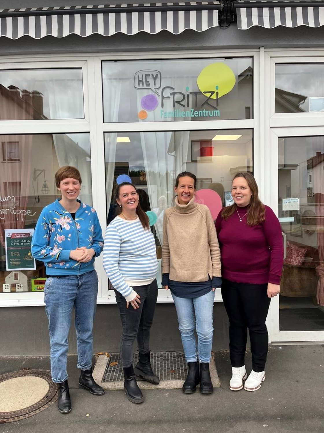 Familienpatinnen und -paten als schnelle Direkthilfe (von links): Elke Schug (Netzwerkkoordination Frühe Hilfen des Main-Kinzig-Kreises), Nina Schomburg, Nicole Dziallas und Jeannine Merz vor den Räumlichkeiten des Hey Fritzi.