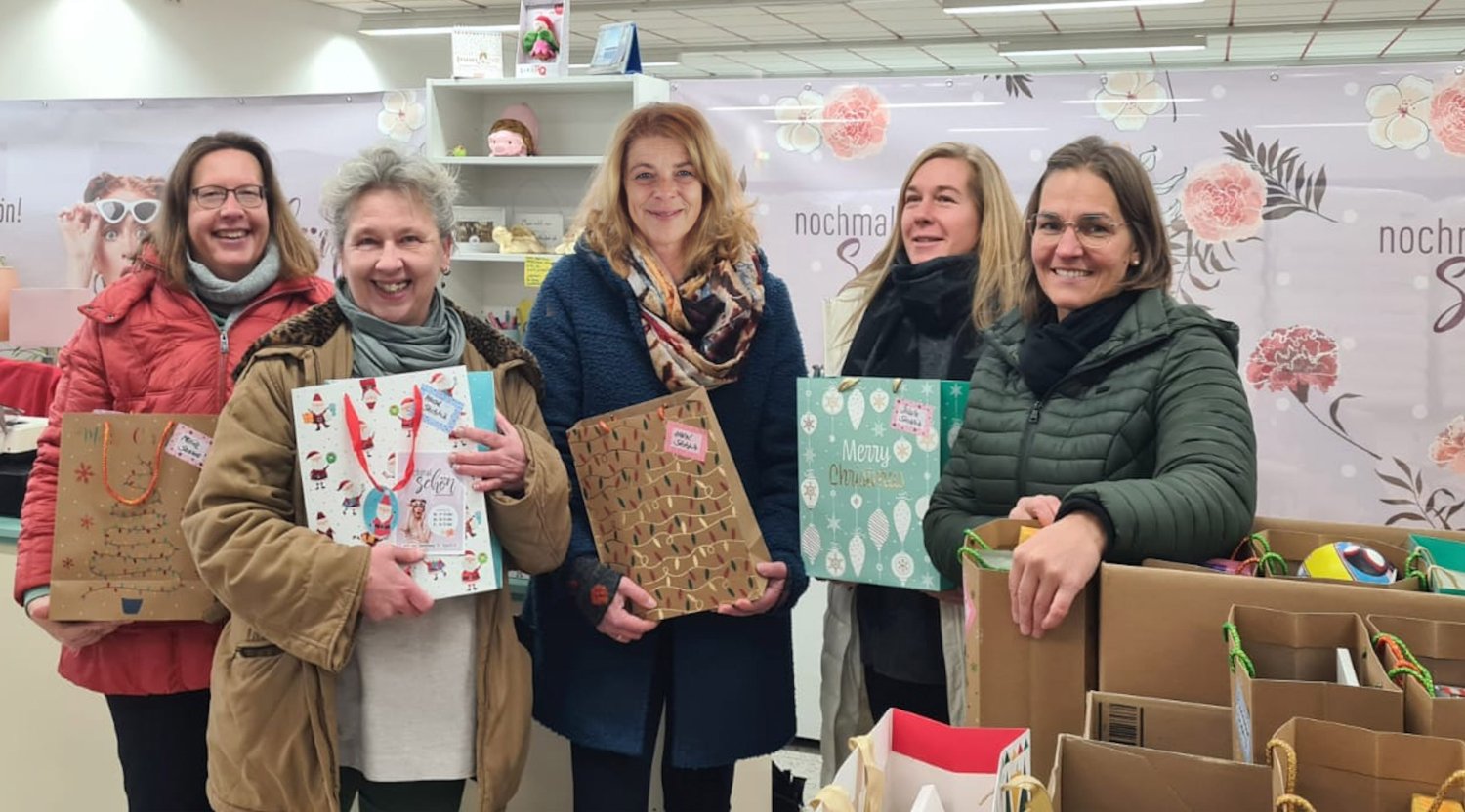 Kerstin Kehm, Beate Schmitz, Steffi Mathes und Sina Gärtner vom Verein nochmalschön bei der Übergabe der Weihnachtsgeschenke an Yvonne Franz (2. v.li.).
