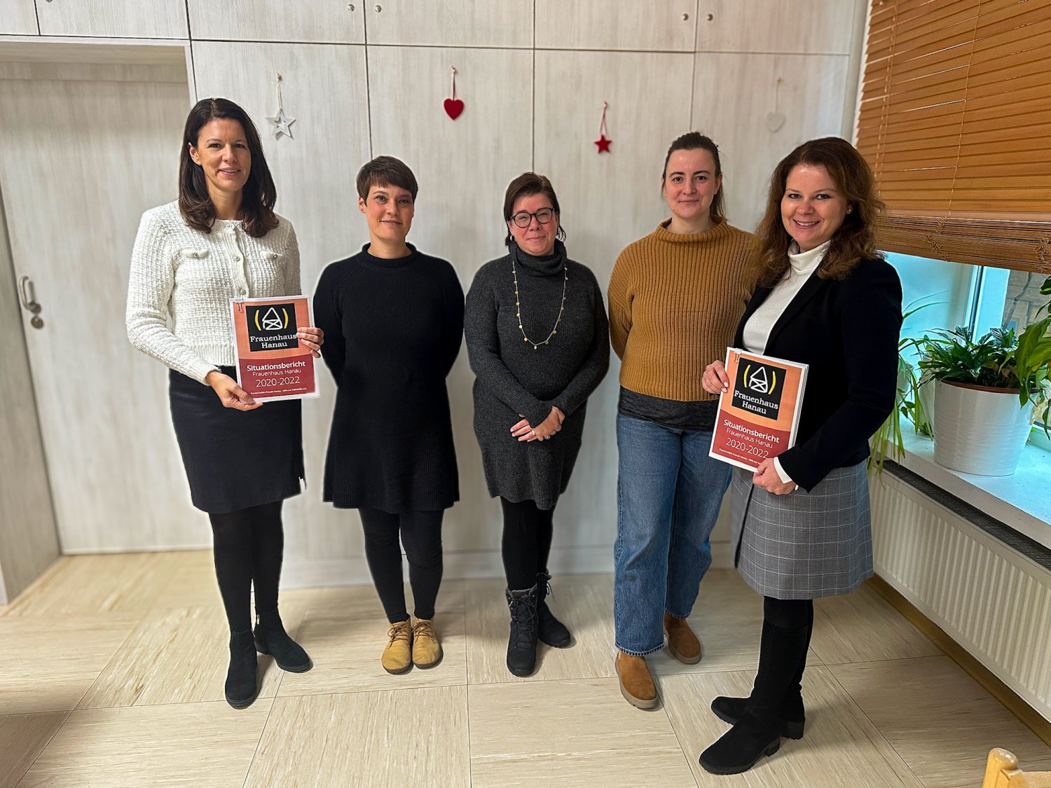 v.l.: : Dr. Katja Leikert MdB, Swantje Ganecki, Elena Möller-Botzum, Ursula Wyrzykowska-Vogt (alle Frauenhaus Hanau) und Gabriele Stenger (Hanauer Stadtverordnete).