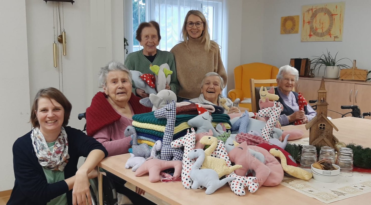 Die Frauen der Gruppe „Maschenkränzchen“ im Wohn- und Gesundheitszentrum Lebensbaum Sinntal spenden im Advent an die Tafel im Bergwinkel.