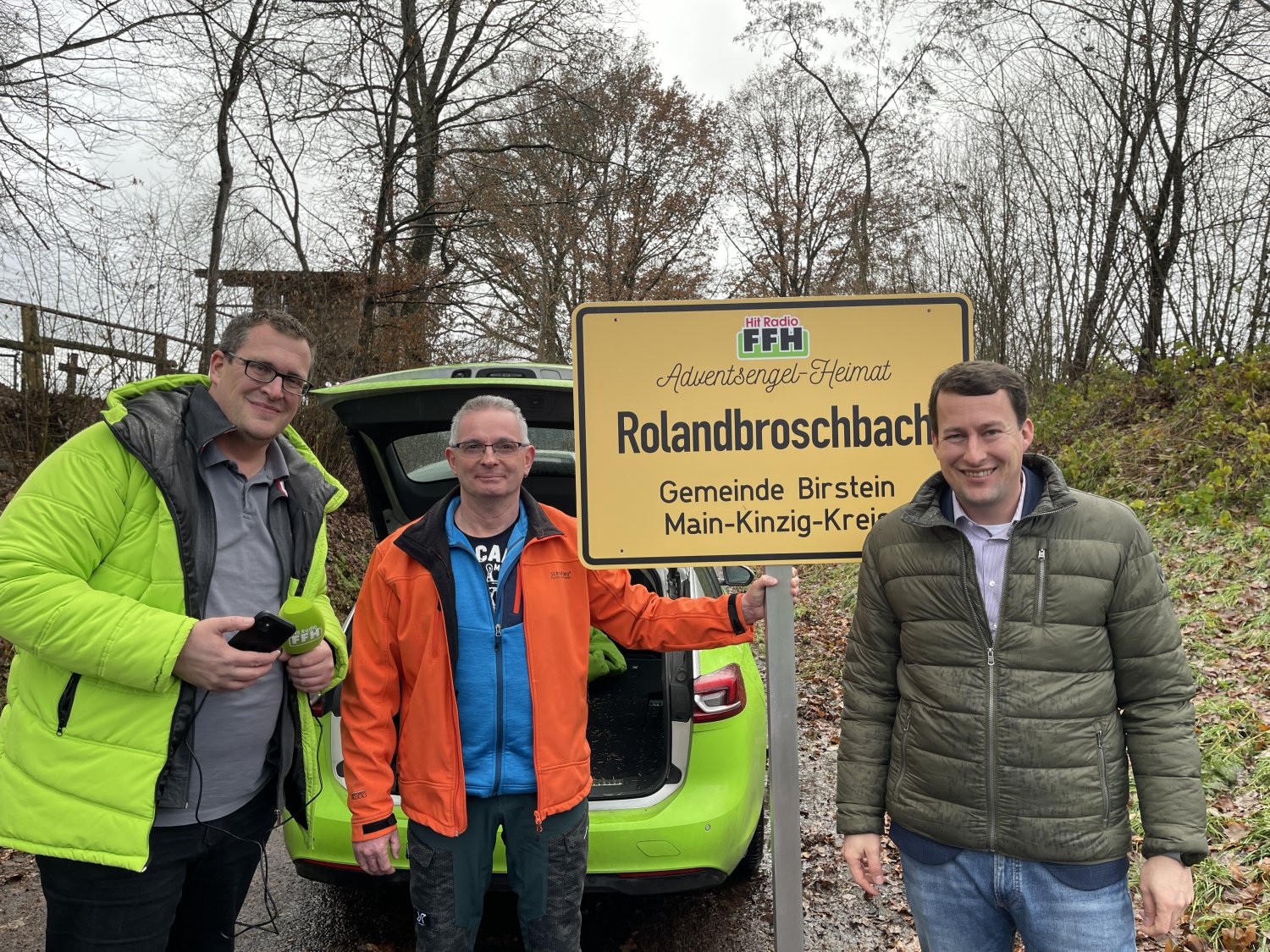 FFH-Reporter Olaf Brinkmann, FFH-Adventsengel Roland Brosch und Fabian Fehl, Bürgermeister von Birstein