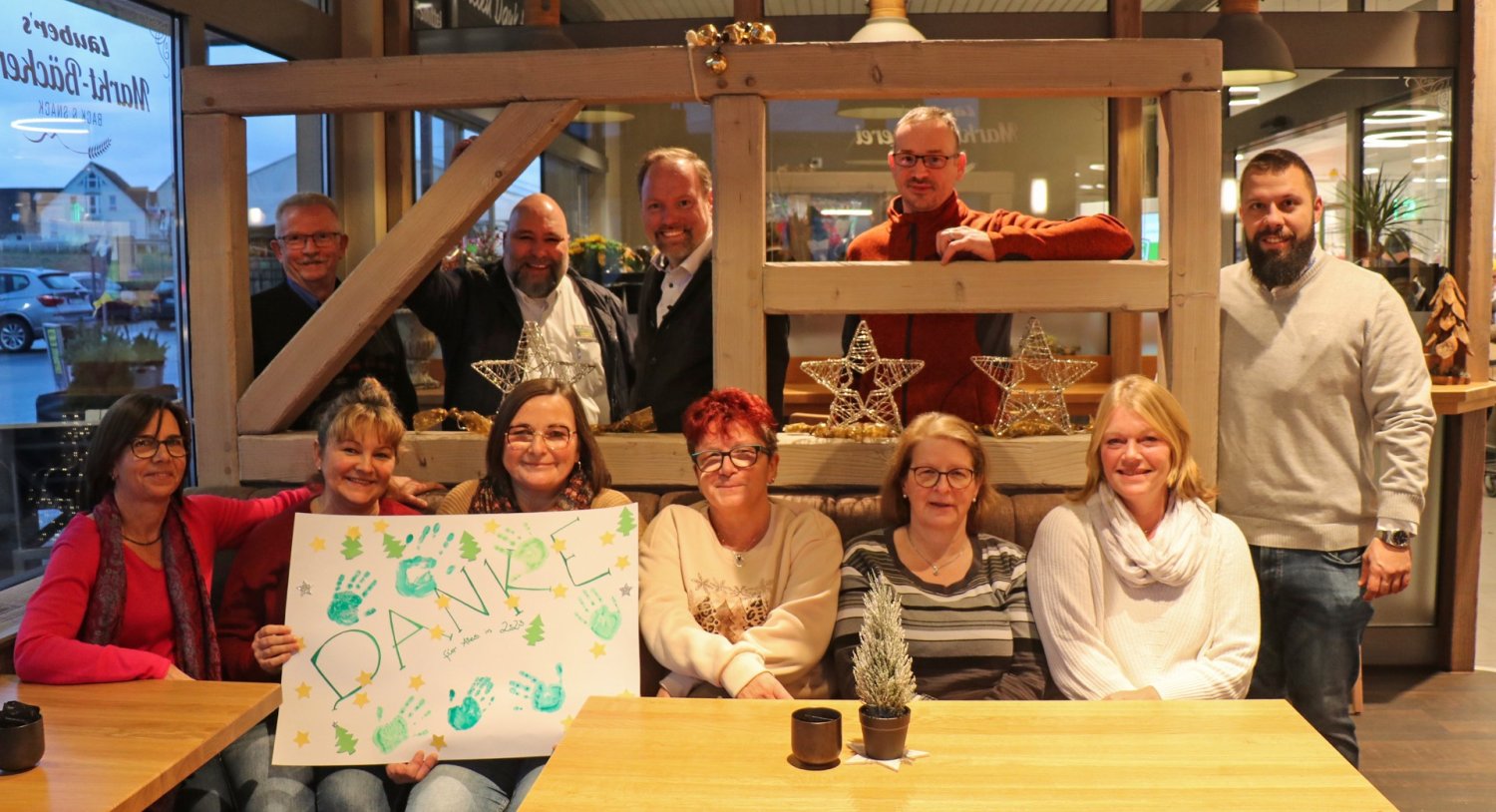 Von links: Heike Maier, Barbara Kutscha, Christa Rothenbücher, Simone Glöckner, Carolina Geng und Marion Schubert; stehend von links: Peter Mohns, Jürgen Lauber, Bürgermeister Christian Litzinger, Patrick Mahrle und Marktleiter Christian Niegisch