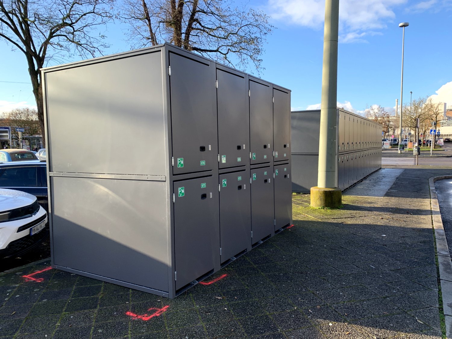 Insgesamt 28 neue Fahrradboxen wurden rund um den Hanauer Hauptbahnhof aufgestellt.