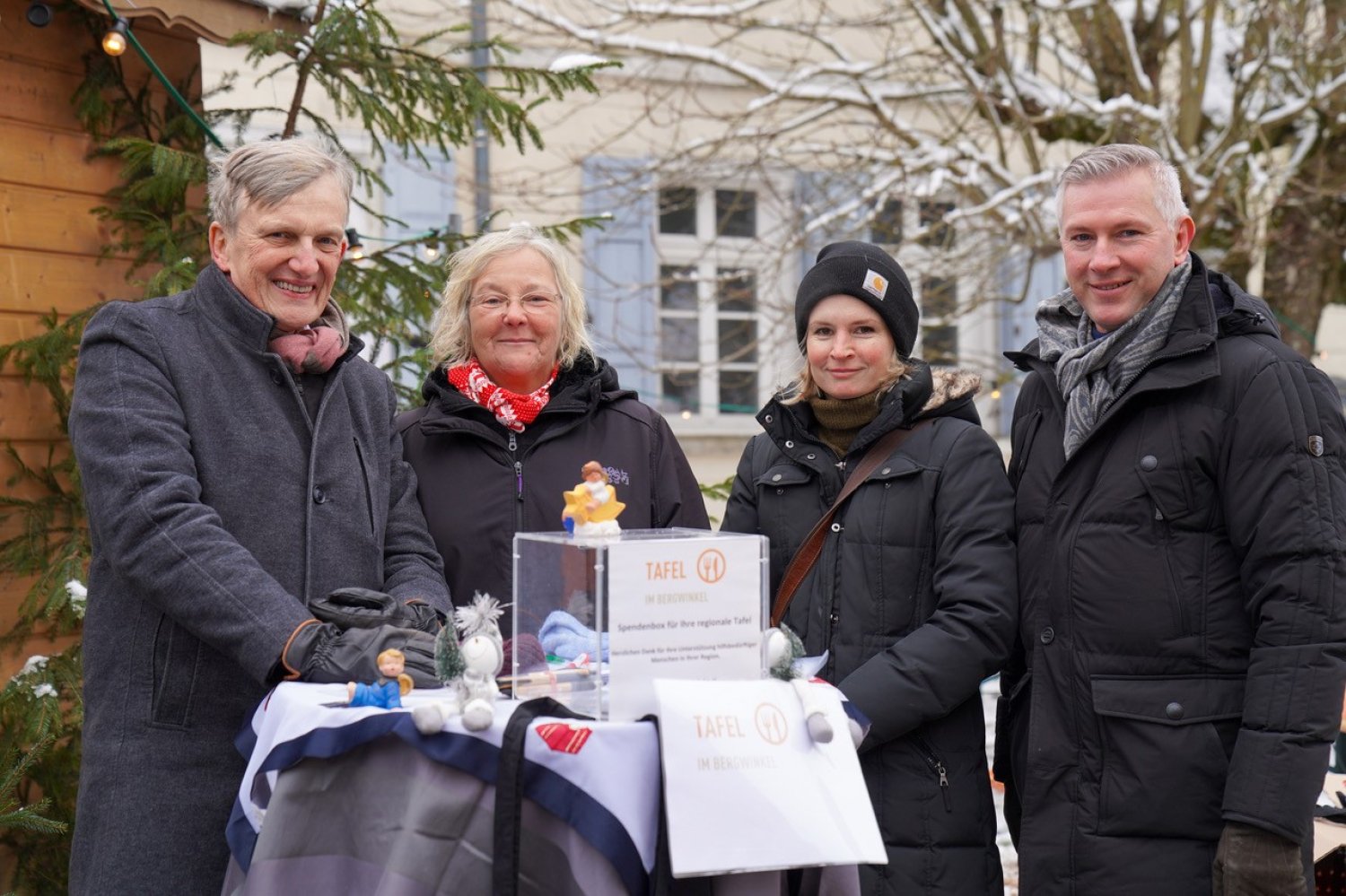 Auch eine engere Zusammenarbeit mit der Tafel im Bergwinkel ist angestrebt. Die Kooperation besiegelt haben jetzt (von links) Günther Fecht und Garbiele Pricop von der Tafel sowie Zuzana und Christian Zimmermann von MKK mit Herz. 
