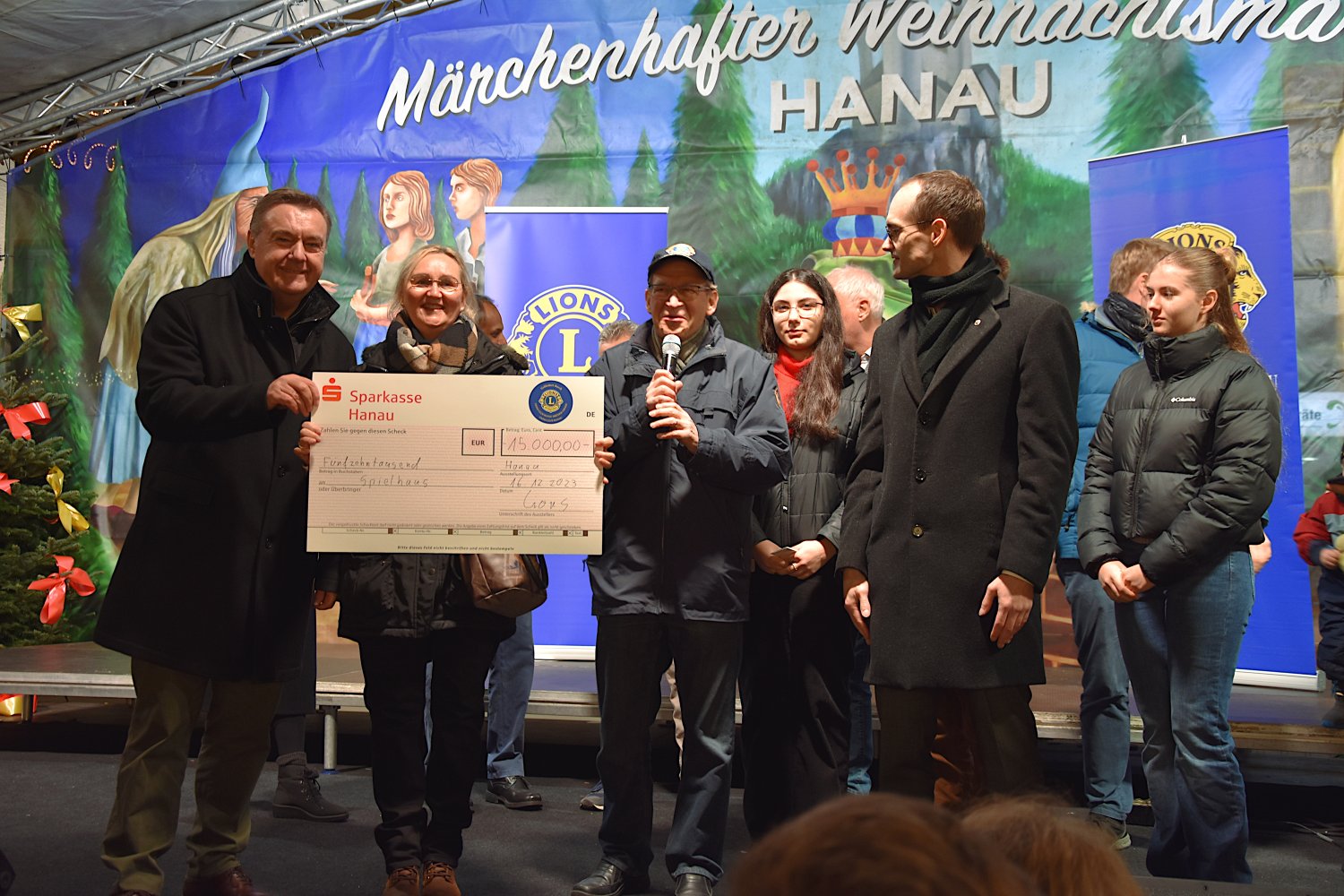 Seit 2006 verkaufen die Lions Clubs Hanau und Hanau Brüder Grimm den Hanauer Adventskalender für wohltätige Zwecke. 
