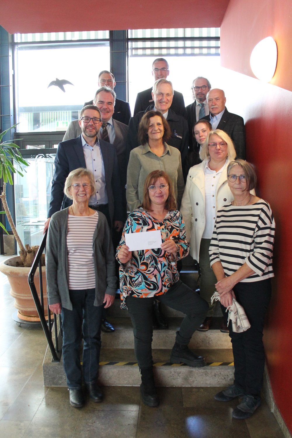 Landrat Thorsten Stolz (zweite Reihe, links) Petra Simon (zweite Reihe, rechts), Erika Müller (erste Reihe, links), Agnes Holzapfel (erste Reihe, rechts) und Ulrike Rink (Erste Reihe, Mitte).