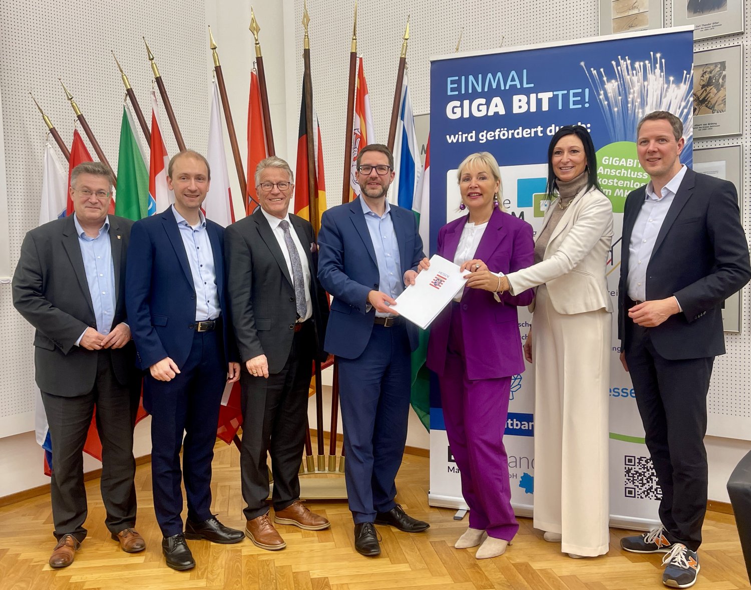 Bescheidübergabe durch Digital-Ministerin Sinemus (lila)