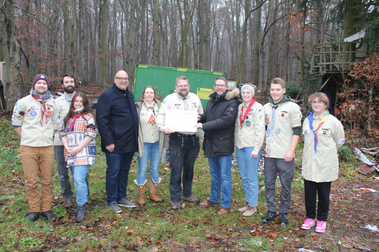 Landrat Thorsten Stolz (4.v.r.) wünschte den Rodenbacher Pfadfindern um den Fördervereins-Vorsitzenden Gregor Engels und Kuratin Annette Engels (links daneben) für ihr Projekt Wald-Jurte weiter viel Erfolg, gemeinsam mit Bürgermeister Klaus Schejna.