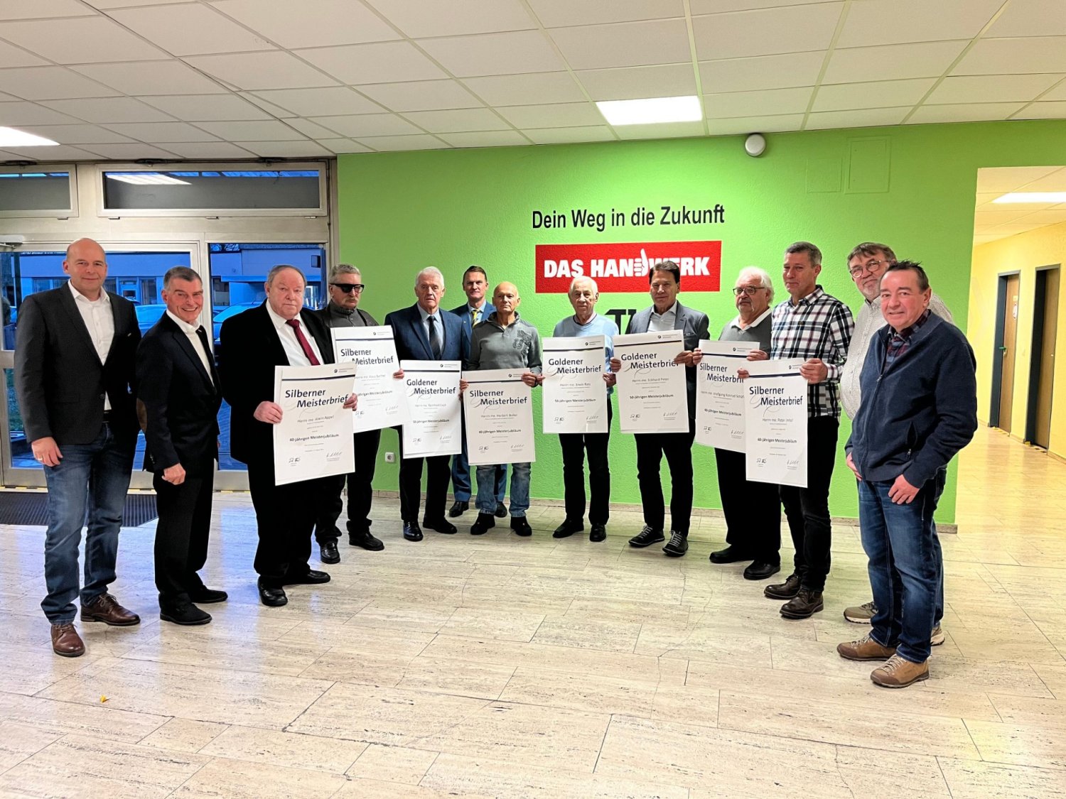 Die anwesenden Handwerksmeister erhielten im Rahmen der Senioren-Weihnachtsfeier der Kreishandwerkerschaft Hanau silberne und goldene Meisterbriefe.
