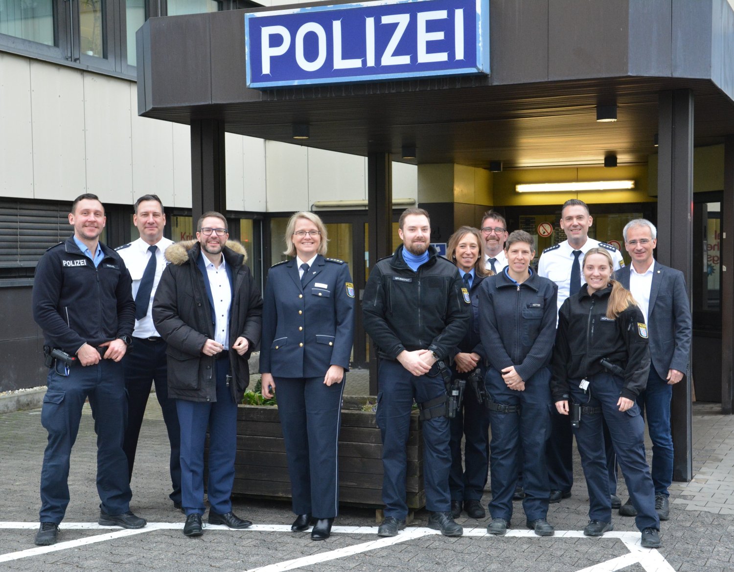 Landrat Thorsten Stolz und Leitende Polizeidirektorin Ute Jacobs (Mitte) besuchten das Team der Polizeistation Hanau I um Dienststellenleiter Wilhelm Schmits.