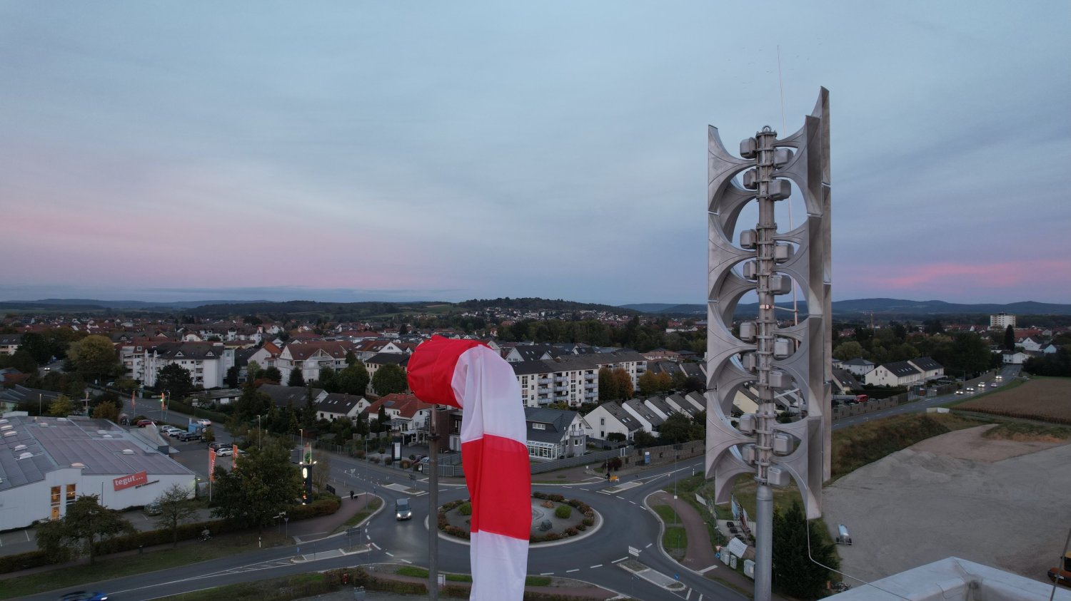 Wie bereits berichtet, wurden im Stadtgebiet von Langenselbold die Sirenen zur Warnung der Bevölkerung erneuert.