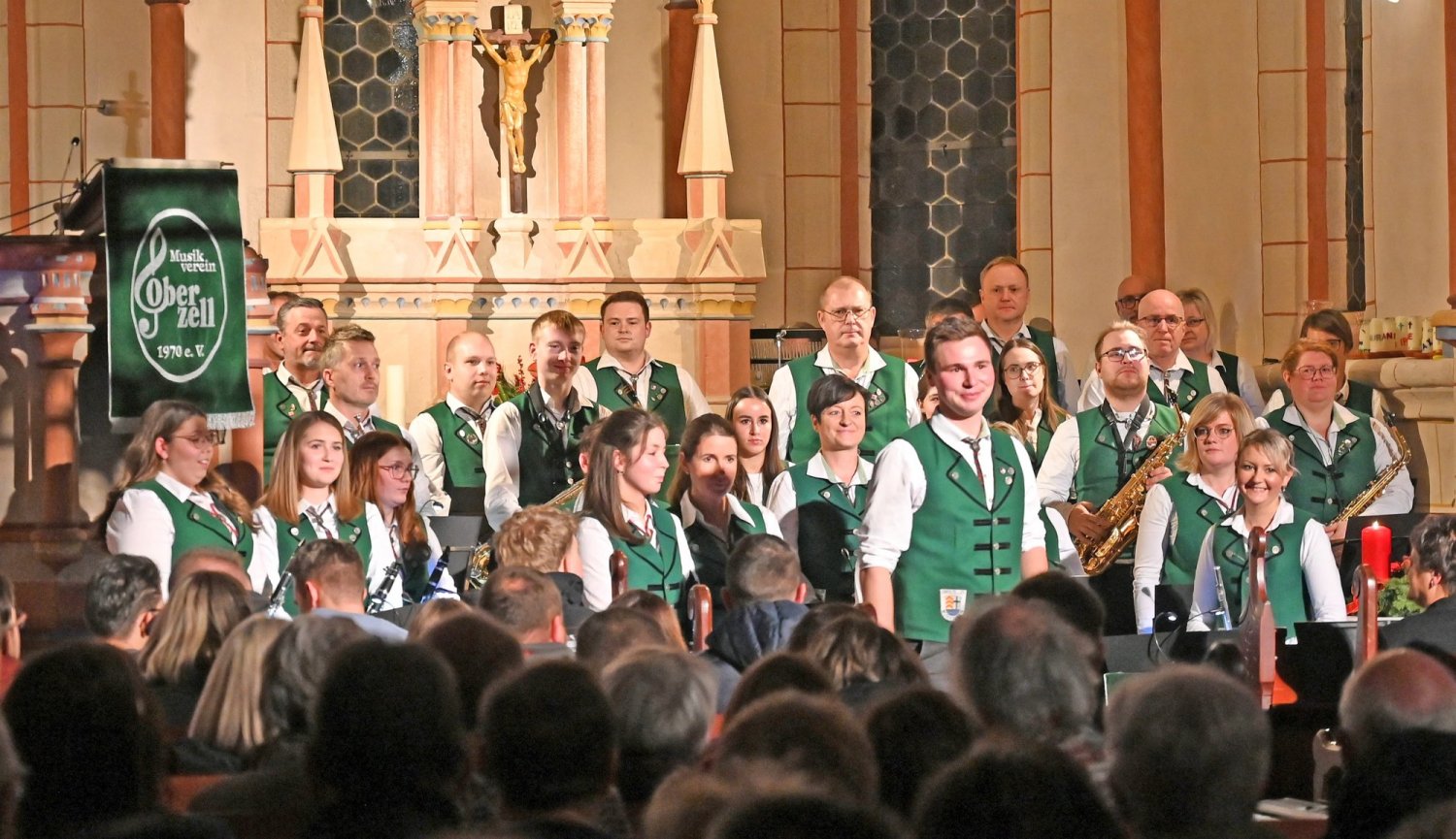 Wie das Jahr 2023 auch gewesen sein mag, besser als mit dem Jahresschlusskonzert des Musikvereins Oberzell in der evangelischen Kirche hätte es nicht enden können.