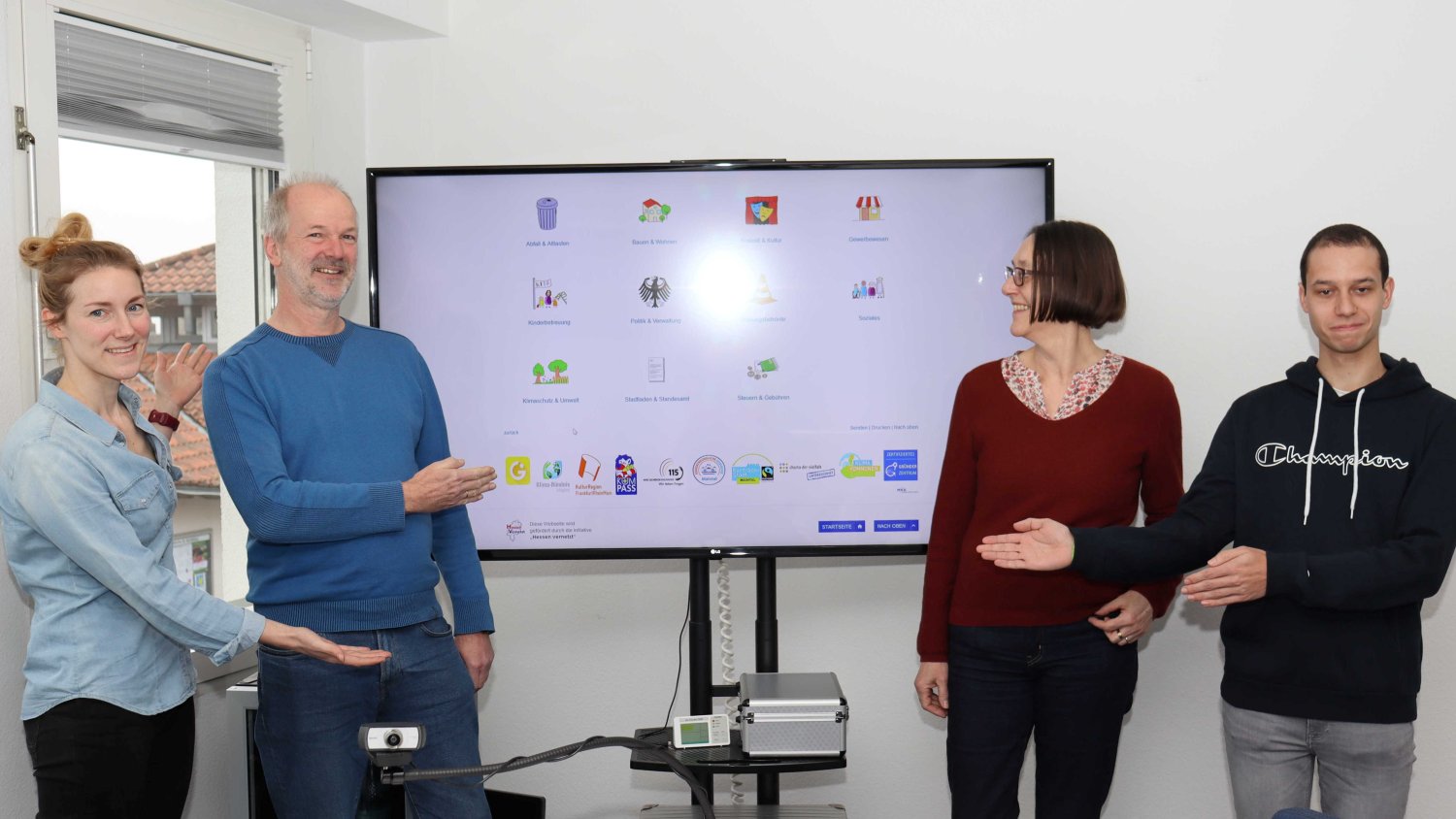 Das Digitale Rathaus der Stadt Maintal „wächst“. Dafür sorgen (von links) Sarina Bauer, Hartwig Gelhausen, Heidrun Barnikol-Veit und Johannes Squar vom Projektteam „Digitalisierung“.
