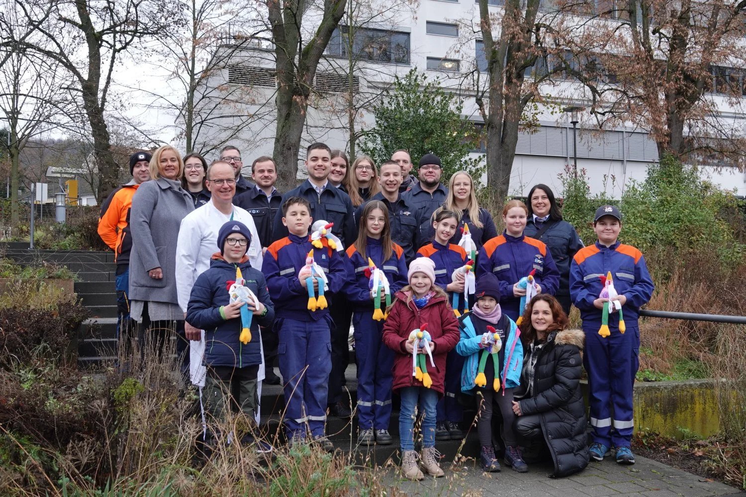 Vertreter der Feuerwehr und Jugendfeuerwehr Gelnhausen, des DRK OV Gelnhausen sowie des THW OV Gelnhausen übergaben die Erlöse der Lichterfahrt an die Barbarossakinder, den Förderverein der Gelnhäuser Kinderklinik.
